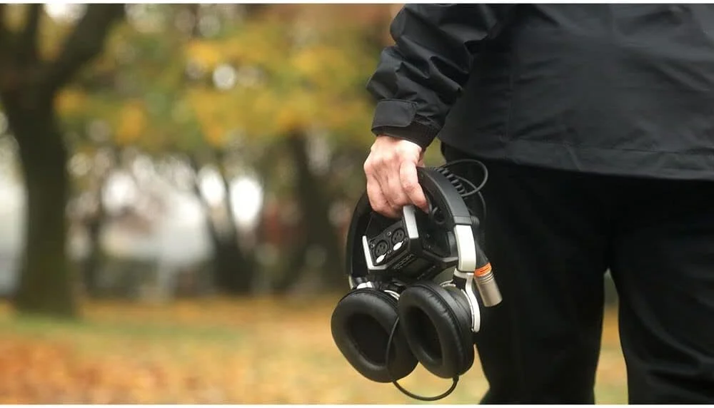 ضبط کننده صدا پرتابل زوم مدل F3 با 2 ورودی/ 2 تراک به همراه 2 کابل XLR، کارت حافظه 128 گیگابایتی SanDisk و پارچه تمیز کننده