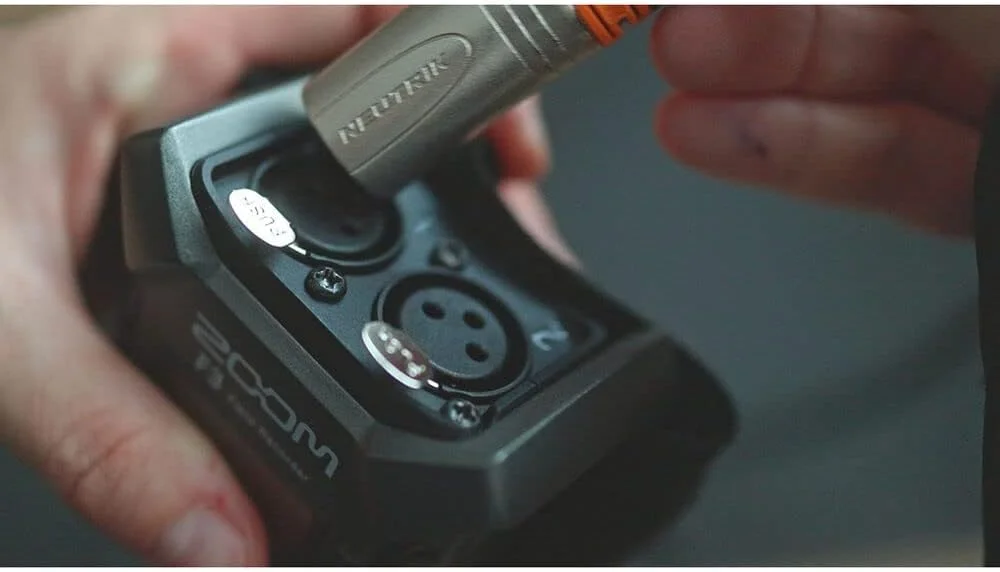 ضبط کننده صدا پرتابل زوم مدل F3 با 2 ورودی/ 2 تراک به همراه 2 کابل XLR، کارت حافظه 128 گیگابایتی SanDisk و پارچه تمیز کننده