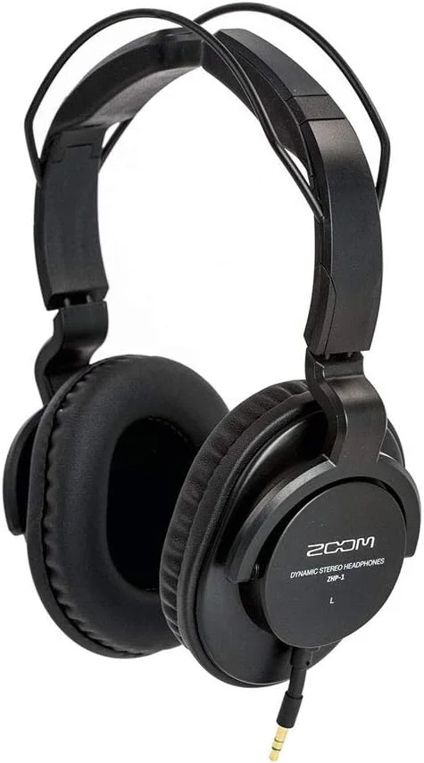 دستگاه ضبط پادکست چند مسیره قابل حمل زوم مدل PodTrak P4 + 4 عدد میکروفون زوم M-1 + 4 عدد هدفون + بادگیر + کابل XLR + 4 عدد پایه رومیزی + پارچه تمیز کننده - بسته میکروفون پادکست 4 نفره