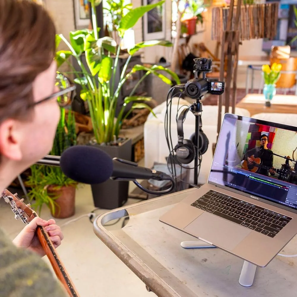 ضبط کننده ویدیویی دستی زوم مدل Q8n-4k، ویدیو 4K UHD، میکروفون های استریو به همراه دو ورودی XLR، ضبط صدای چهار کاناله، وب کم، برای ضبط و پخش موسیقی، پادکست و موارد دیگر ضبط کننده ویدیویی دستی زوم مدل Q8n-4k، ویدیو 4K UHD، میکروفون های استریو به همراه دو ورودی XLR، ضبط صدای چهار کاناله، وب کم، برای ضبط و پخش موسیقی، پادکست و موارد دیگر