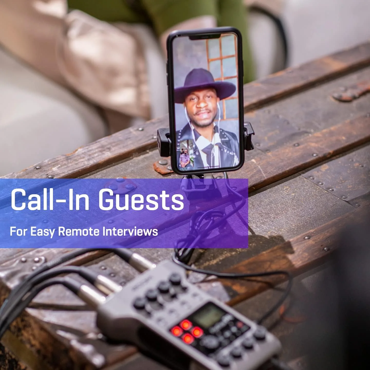 دستگاه ضبط پادکست زوم مدل PodTrak P4، با قابلیت کارکرد با باتری، 4 ورودی میکروفون، 4 خروجی هدفون، ورودی تلفن و USB برای مصاحبه های از راه دور، پد های صدا، رابط صوتی 2 ورودی/2 خروجی