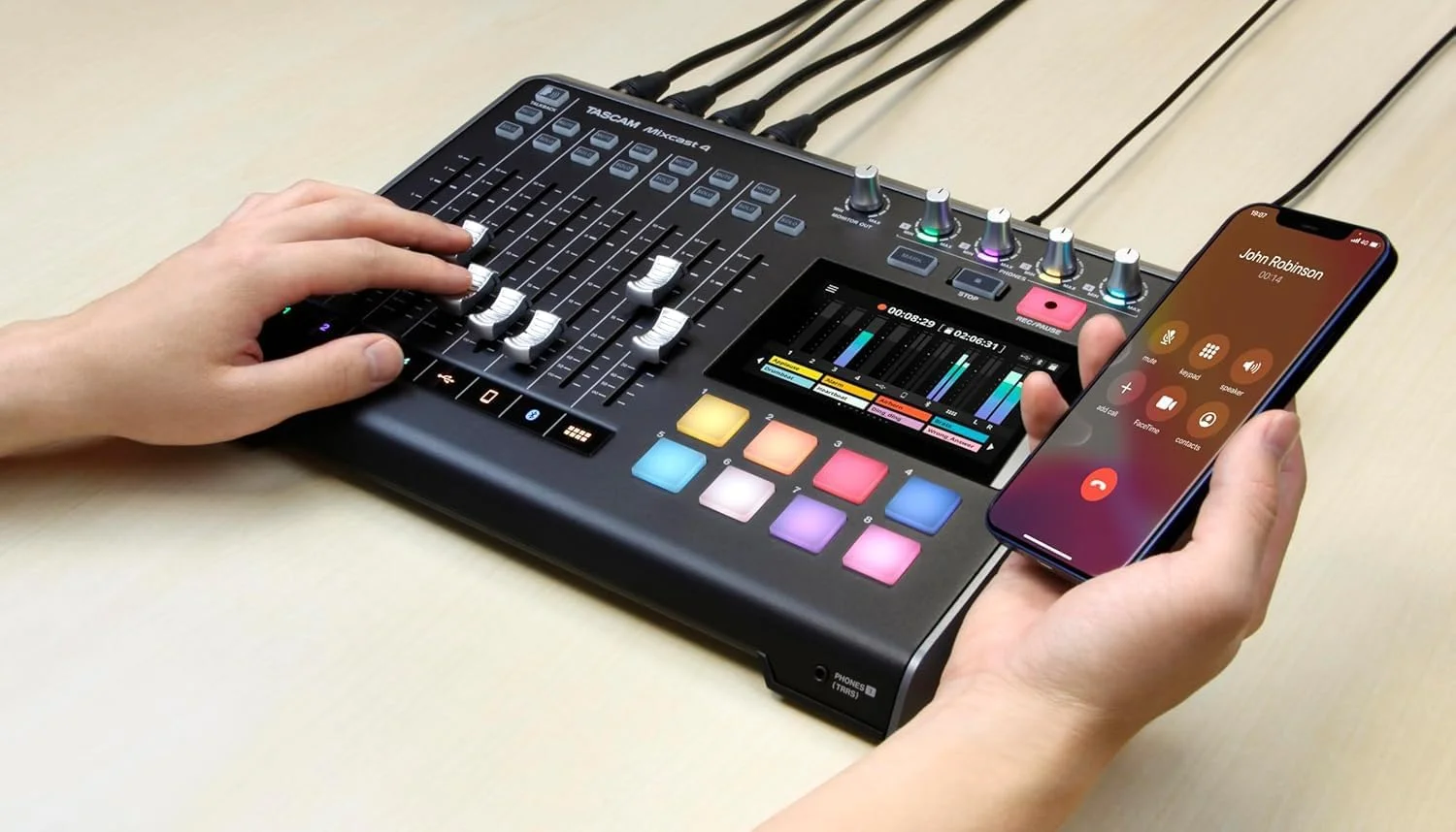 میکسر استودیویی پادکست Tascam Mixcast 4 با ضبط کننده داخلی/ رابط صوتی USB میکسر استودیویی پادکست Tascam Mixcast 4 با ضبط کننده داخلی/ رابط صوتی USB