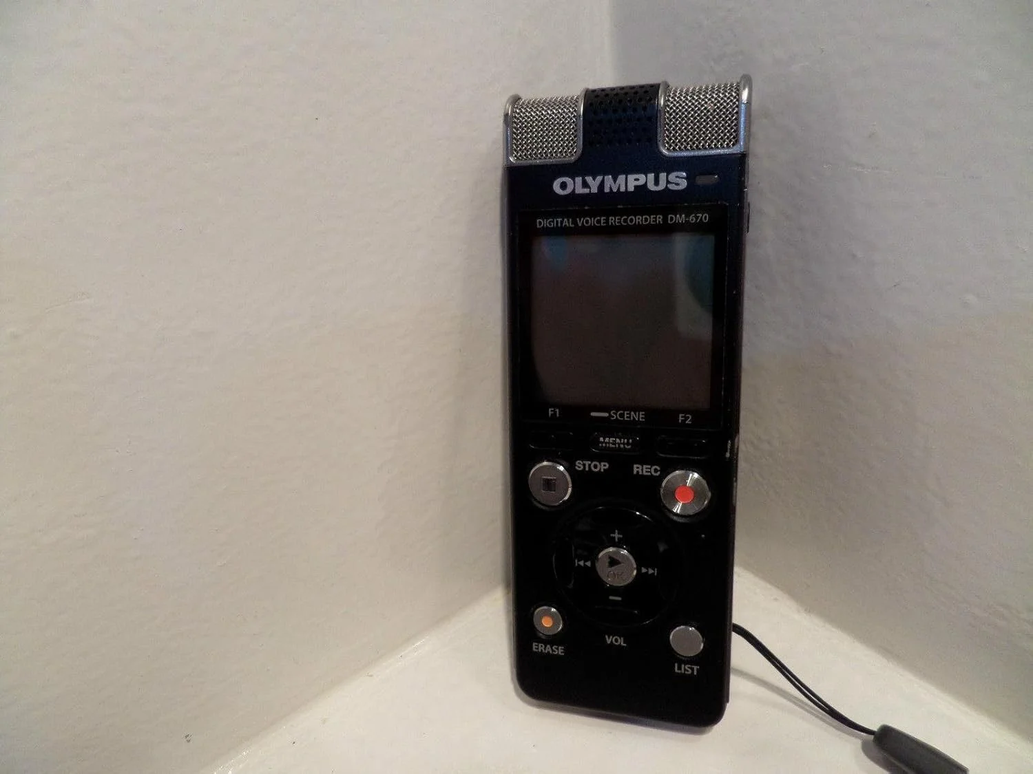 ضبط کننده صدا Olympus DM-670 با حافظه 8 گیگابایت به همراه کیف CS-138، بند، باتری های قابل شارژ NiMH، نرم افزار Sonority، هدفون استریو و کابل USB