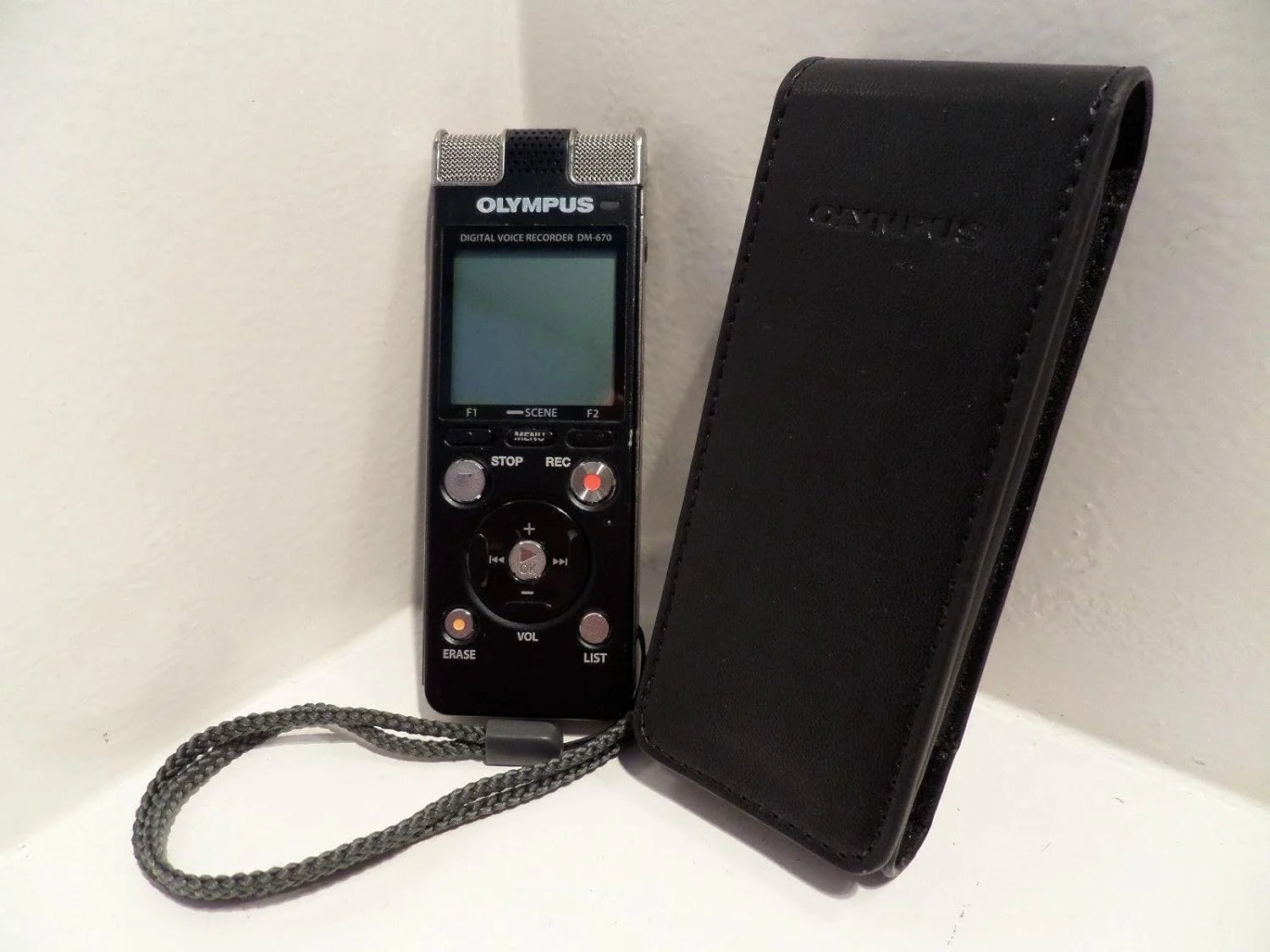 ضبط کننده صدا Olympus DM-670 با حافظه 8 گیگابایت به همراه کیف CS-138، بند، باتری های قابل شارژ NiMH، نرم افزار Sonority، هدفون استریو و کابل USB ضبط کننده صدا Olympus DM-670 با حافظه 8 گیگابایت به همراه کیف CS-138، بند، باتری های قابل شارژ NiMH، نرم افزار Sonority، هدفون استریو و کابل USB