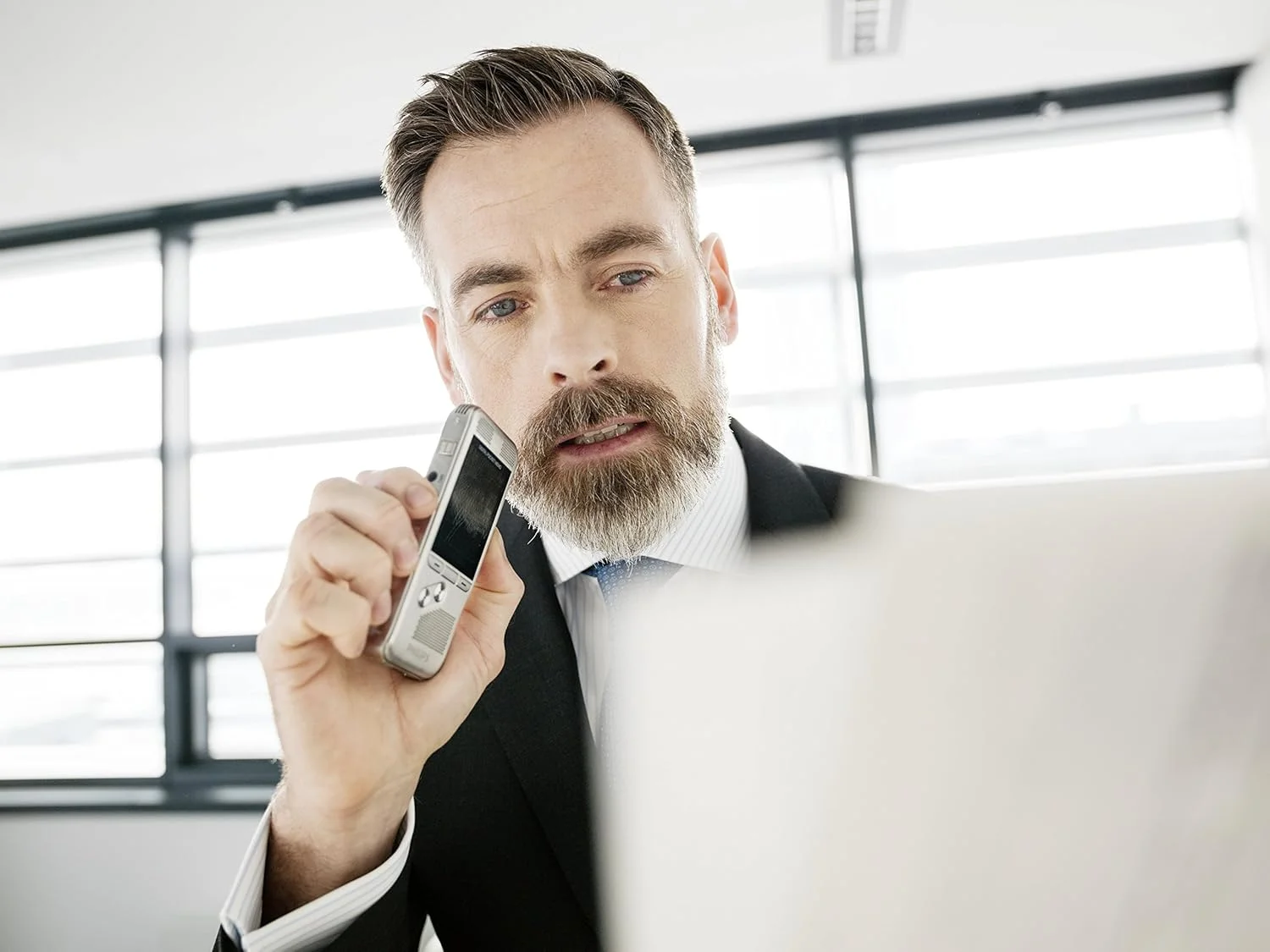 ضبط کننده صدای Philips Pocket Memo DVT8000/02 با سیستم میکروفون سه بعدی، باتری قابل شارژ و یادداشت برداری دیجیتال