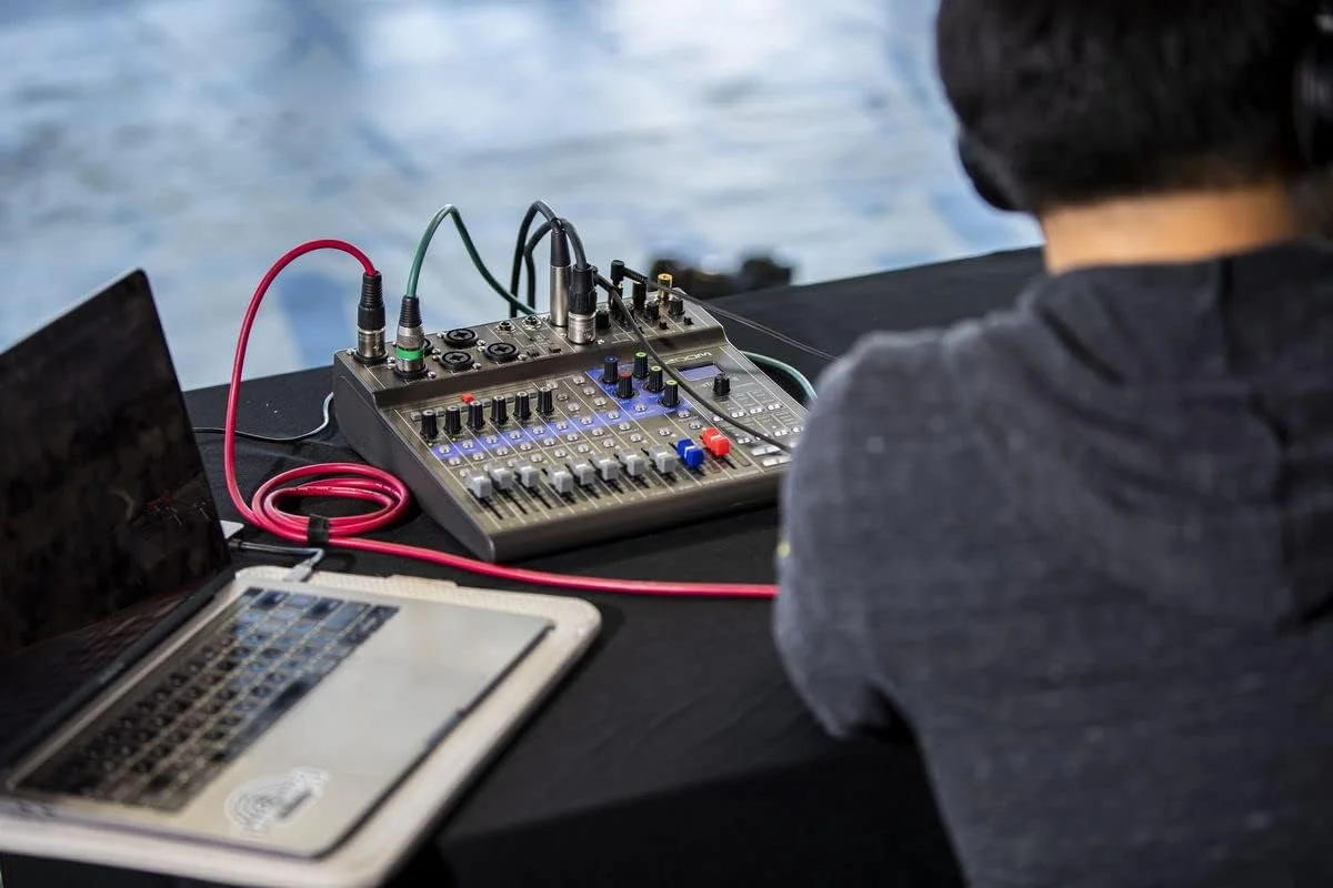 زوم - L-8 LIVETRACK - میکسر 8 کاناله - 4 میکس هدفون جداگانه، پدهای جینگل، ضبط کننده چند مسیره و رابط صوتی