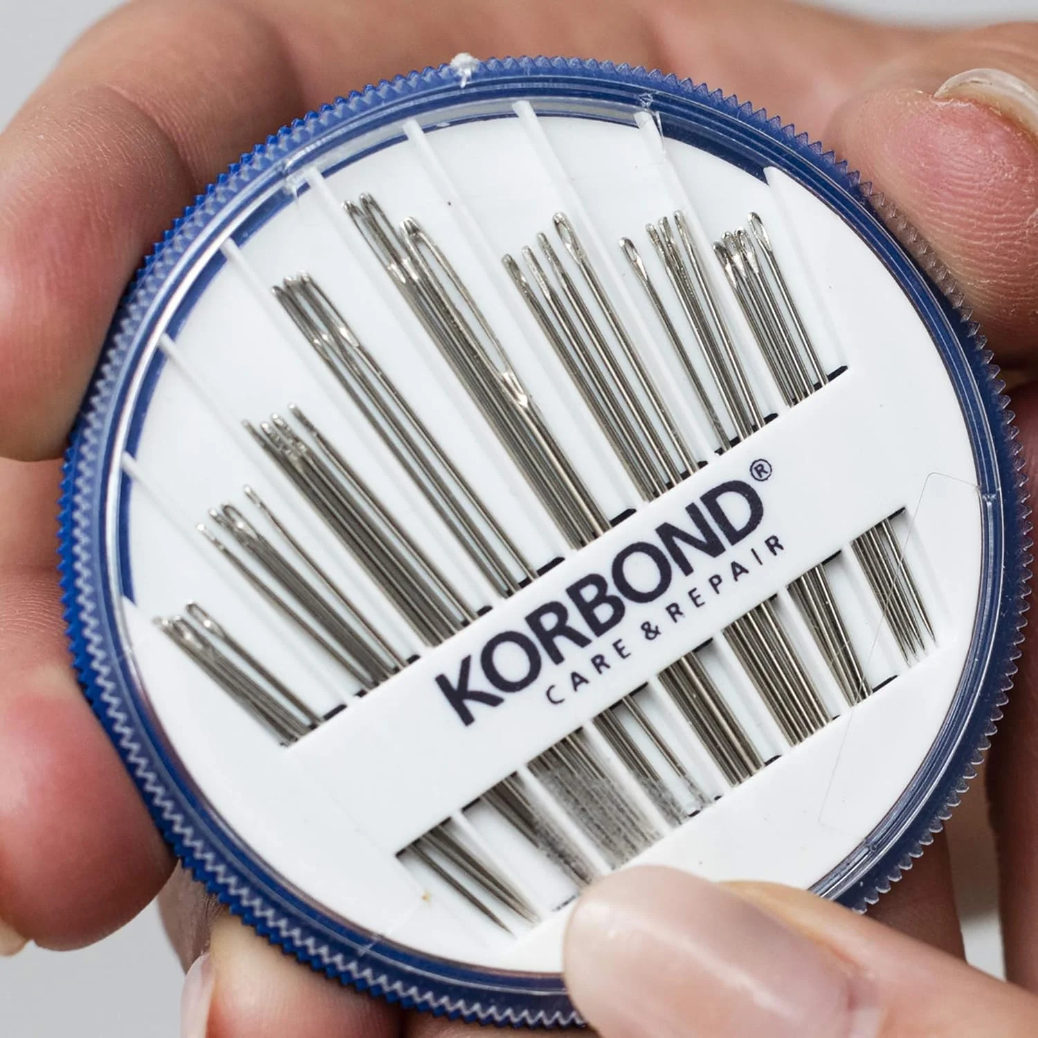 جعبه سوزن 30 عددی Korbond - مجموعه سوزن برای انواع دوخت دستی، سوزن های بین، کوبلن و وصله، سفید|آبی|خاکستری جعبه سوزن 30 عددی Korbond - مجموعه سوزن برای انواع دوخت دستی، سوزن های بین، کوبلن و وصله، سفید|آبی|خاکستری