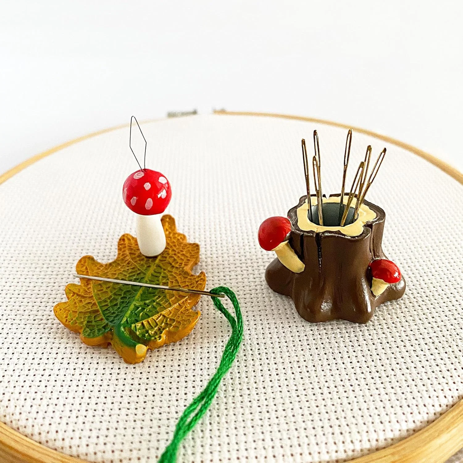 جا سوزنی مغناطیسی طرح برگ به همراه سوزن نخ کن قارچی و نگهدارنده سوزن طرح درخت برای گلدوزی، شماره دوزی، خیاطی و لوازم جانبی سوزن دوزی جا سوزنی مغناطیسی طرح برگ به همراه سوزن نخ کن قارچی و نگهدارنده سوزن طرح درخت برای گلدوزی، شماره دوزی، خیاطی و لوازم جانبی سوزن دوزی