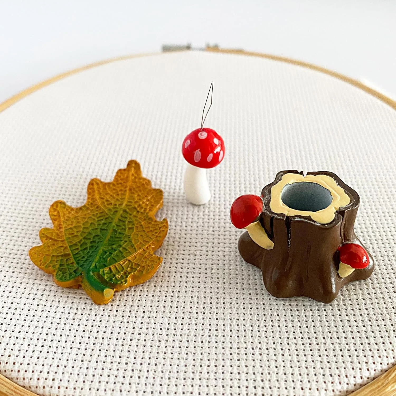 جا سوزنی مغناطیسی طرح برگ به همراه سوزن نخ کن قارچی و نگهدارنده سوزن طرح درخت برای گلدوزی، شماره دوزی، خیاطی و لوازم جانبی سوزن دوزی جا سوزنی مغناطیسی طرح برگ به همراه سوزن نخ کن قارچی و نگهدارنده سوزن طرح درخت برای گلدوزی، شماره دوزی، خیاطی و لوازم جانبی سوزن دوزی