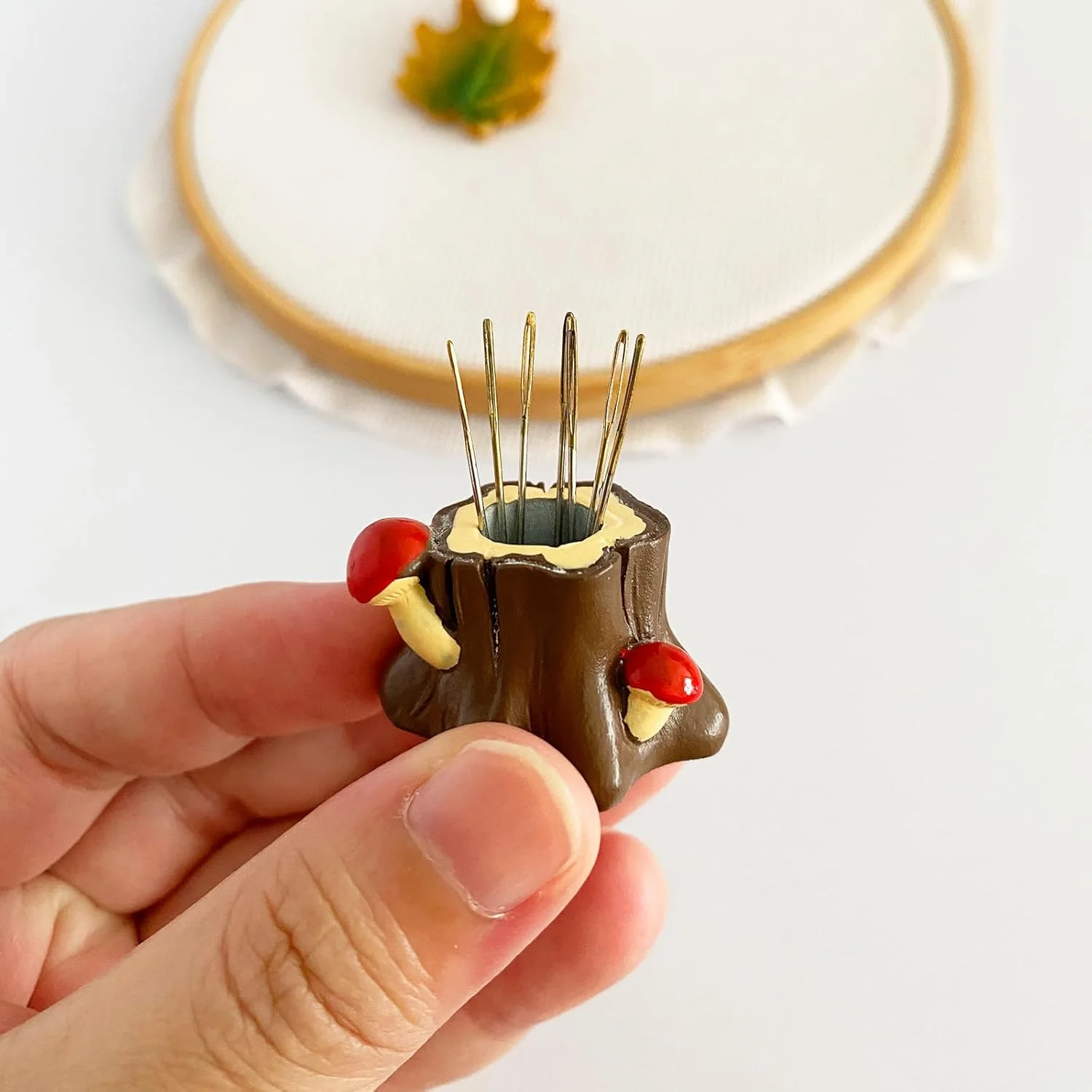 جا سوزنی مغناطیسی طرح برگ به همراه سوزن نخ کن قارچی و نگهدارنده سوزن طرح درخت برای گلدوزی، شماره دوزی، خیاطی و لوازم جانبی سوزن دوزی جا سوزنی مغناطیسی طرح برگ به همراه سوزن نخ کن قارچی و نگهدارنده سوزن طرح درخت برای گلدوزی، شماره دوزی، خیاطی و لوازم جانبی سوزن دوزی