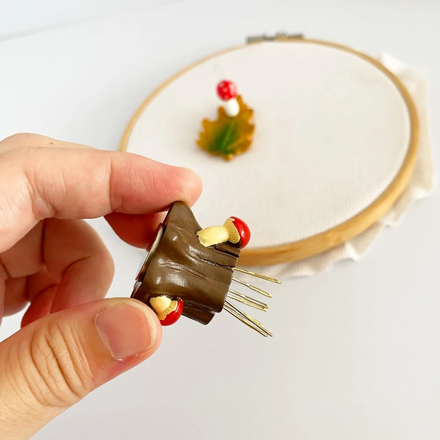 جا سوزنی مغناطیسی طرح برگ به همراه سوزن نخ کن قارچی و نگهدارنده سوزن طرح درخت برای گلدوزی، شماره دوزی، خیاطی و لوازم جانبی سوزن دوزی جا سوزنی مغناطیسی طرح برگ به همراه سوزن نخ کن قارچی و نگهدارنده سوزن طرح درخت برای گلدوزی، شماره دوزی، خیاطی و لوازم جانبی سوزن دوزی