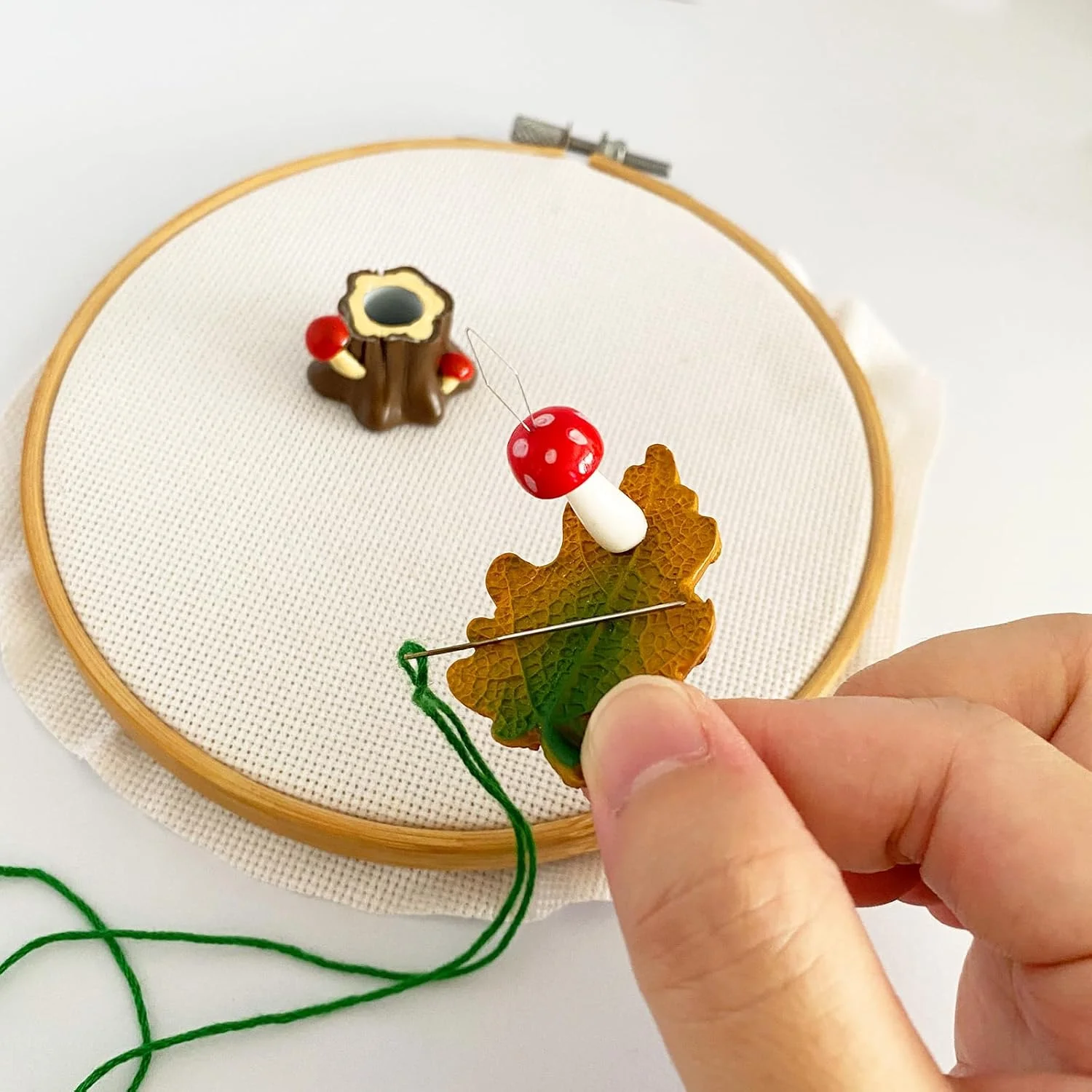 جا سوزنی مغناطیسی طرح برگ به همراه سوزن نخ کن قارچی و نگهدارنده سوزن طرح درخت برای گلدوزی، شماره دوزی، خیاطی و لوازم جانبی سوزن دوزی جا سوزنی مغناطیسی طرح برگ به همراه سوزن نخ کن قارچی و نگهدارنده سوزن طرح درخت برای گلدوزی، شماره دوزی، خیاطی و لوازم جانبی سوزن دوزی