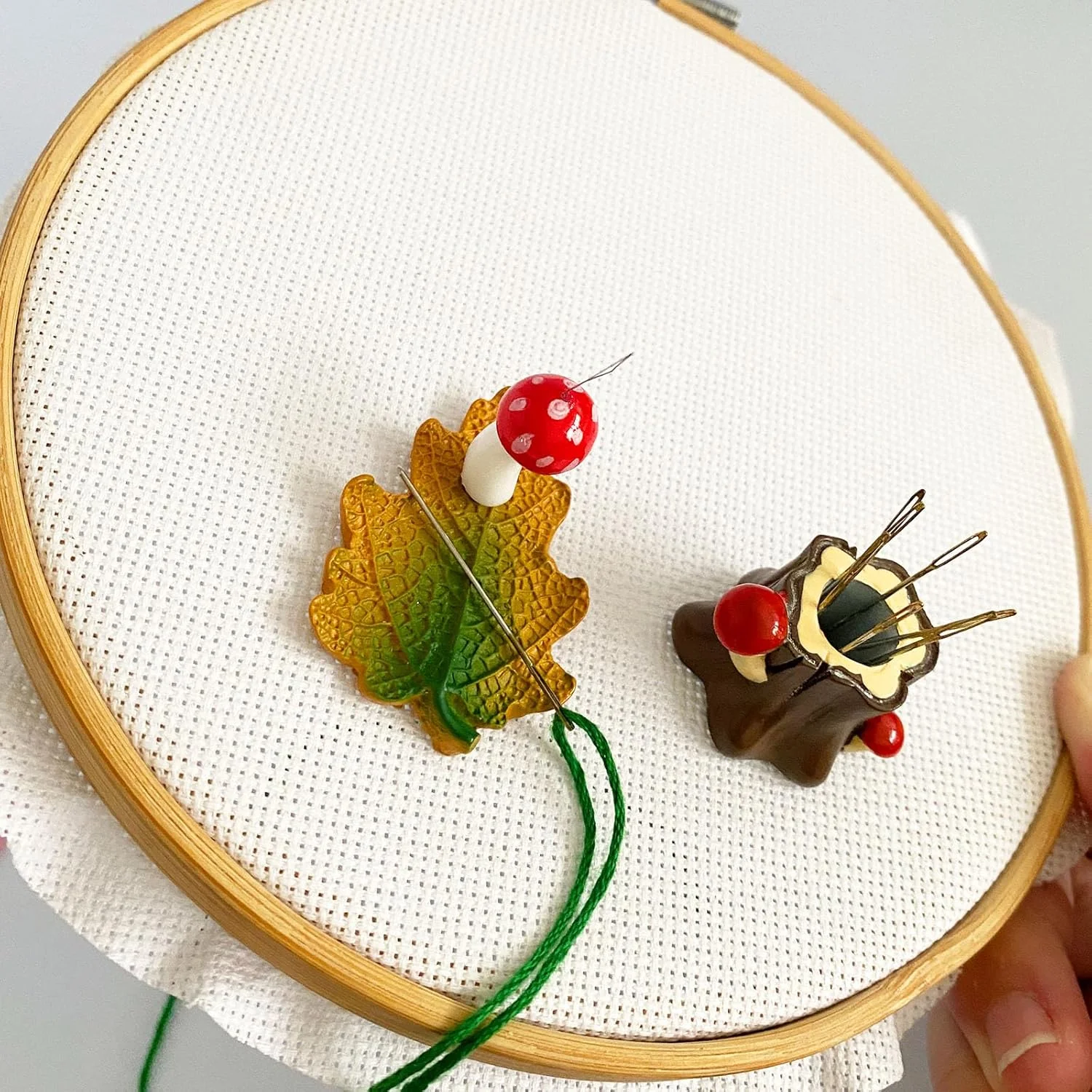 جا سوزنی مغناطیسی طرح برگ به همراه سوزن نخ کن قارچی و نگهدارنده سوزن طرح درخت برای گلدوزی، شماره دوزی، خیاطی و لوازم جانبی سوزن دوزی جا سوزنی مغناطیسی طرح برگ به همراه سوزن نخ کن قارچی و نگهدارنده سوزن طرح درخت برای گلدوزی، شماره دوزی، خیاطی و لوازم جانبی سوزن دوزی