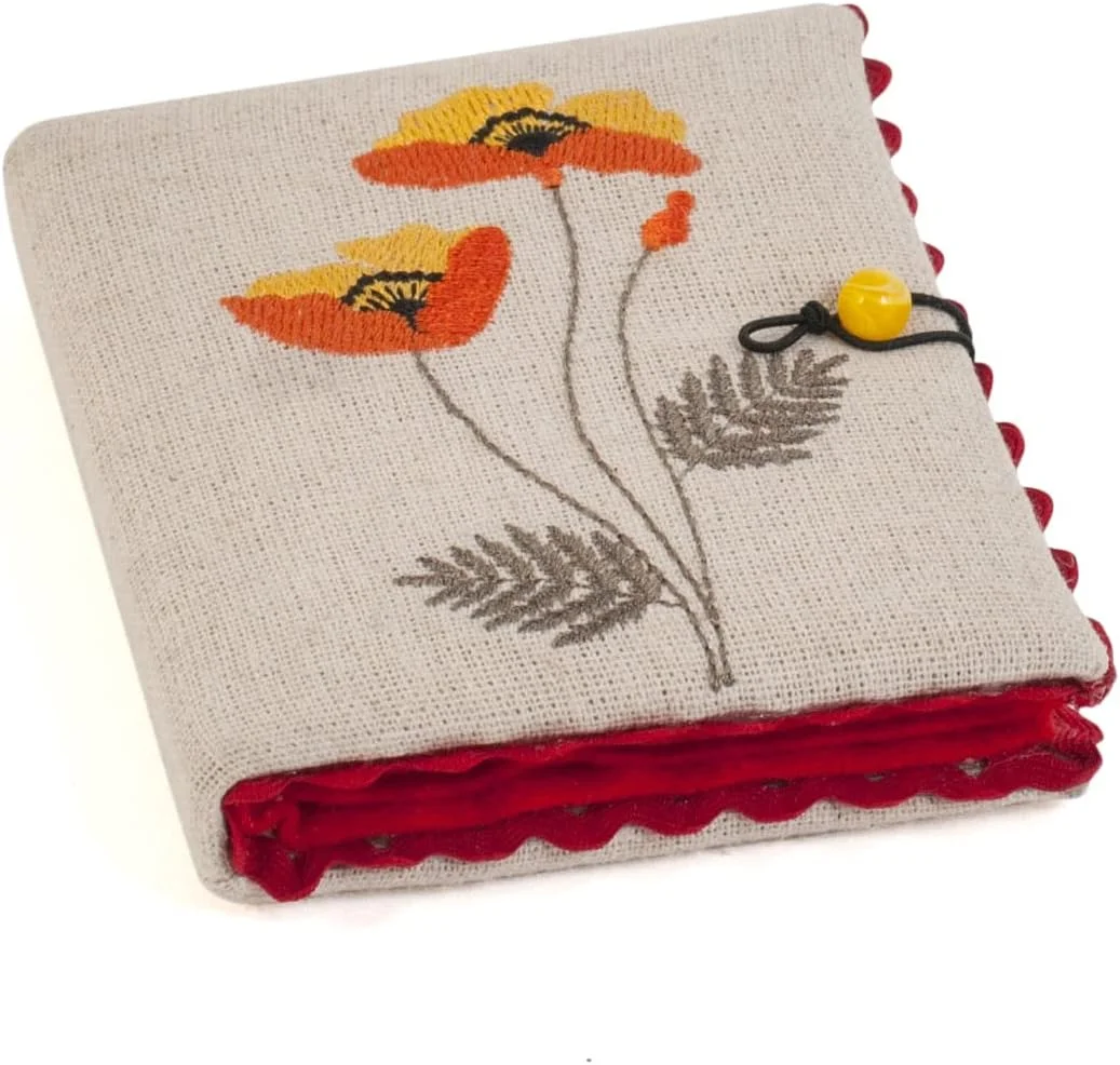 جای سوزن گلدوزی شده Hobby Gift با طرح گل های وحشی، به همراه 5 سوزن، 4 سنجاق قفلی و 3 سوزن ته گرد پلاستیکی