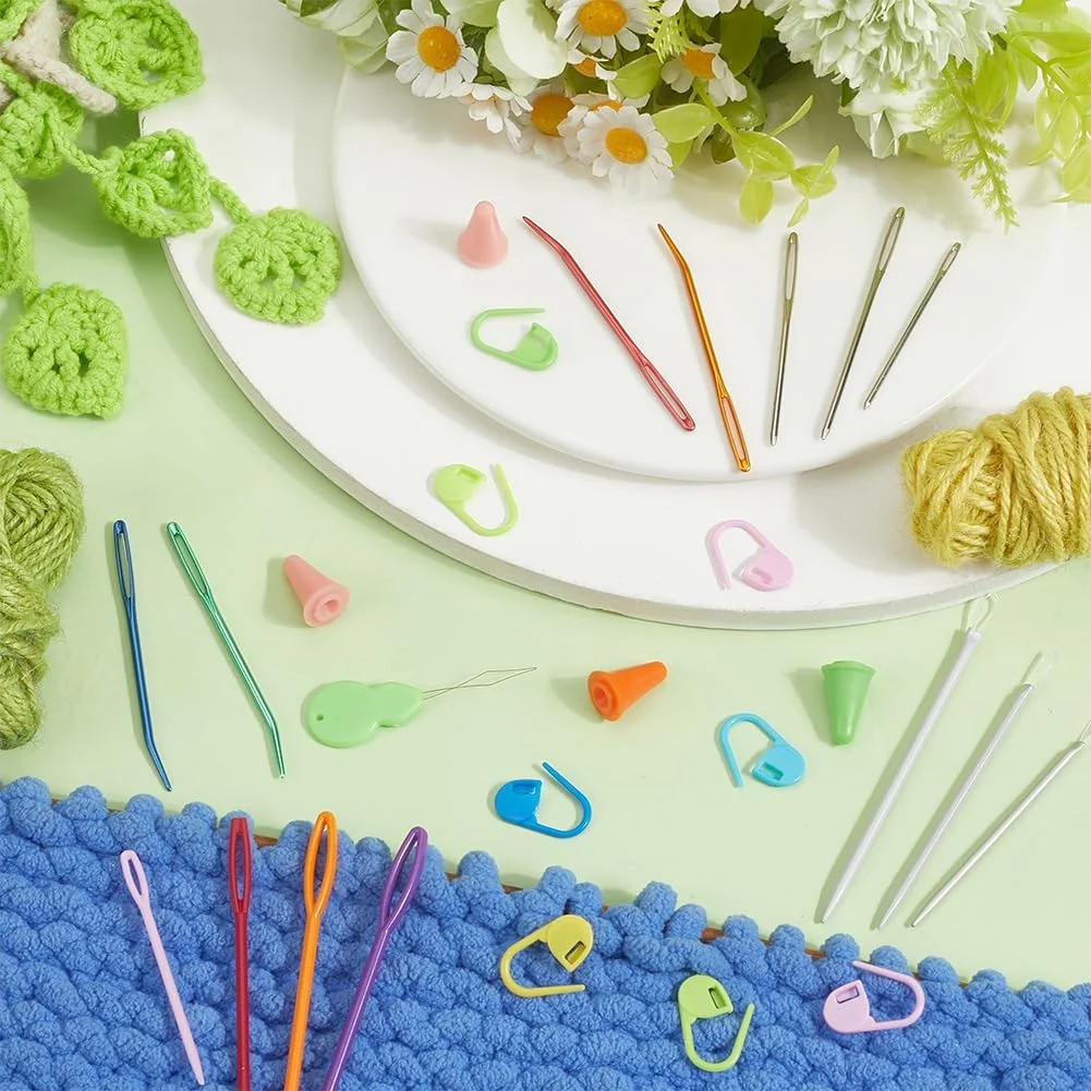 مجموعه سوزن نخ SUNNYCLUE، یک جعبه 43 عددی در 6 سایز مختلف، شامل سوزن های قلاب بافی، سوزن های پلاستیکی خمیده برای ملیله دوزی، بافتنی و رفوگری، سوزن های بافتنی چشم بزرگ به همراه نشانگرهای بخیه و درپوش سوزن برای مبتدیان، مناسب برای ابزارهای هنری و صنایع دستی DIY