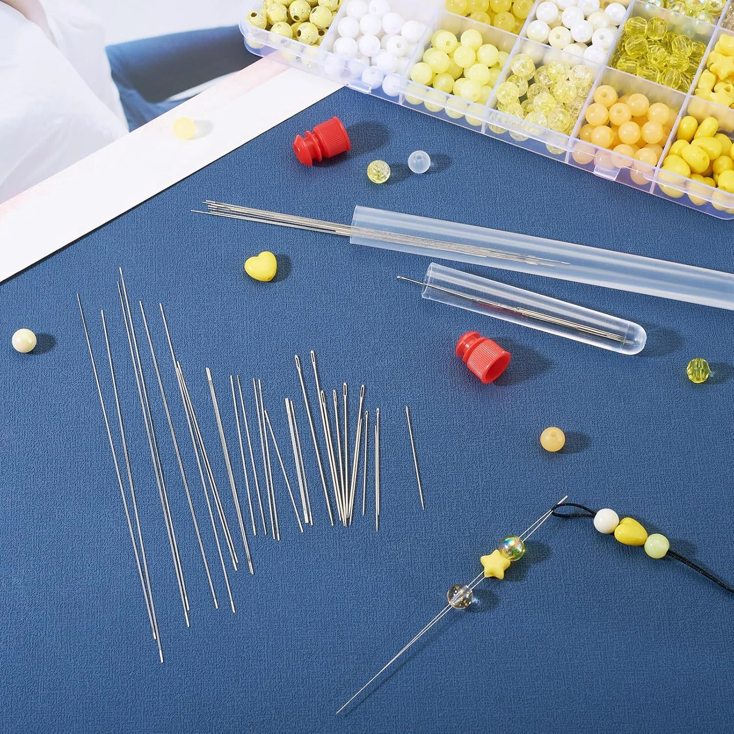 ست سوزن مهره‌زنی Sparkeads شامل 48 عدد سوزن مهره‌زنی چشم بزرگ، سوزن‌های نخ مهره‌زنی مستقیم به همراه بطری برای ساخت جواهرات، دستبند، گردنبند و ابزار مهره‌زنی