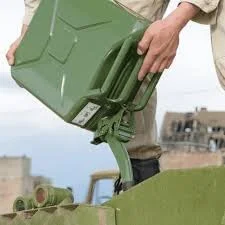 گالن فلزی 20 لیتری KNP مدل Jerry Can، سبز، راه حلی قابل اعتماد، بادوام و کاربرپسند برای ذخیره سازی و حمل و نقل سوخت در مقیاس بزرگ است.