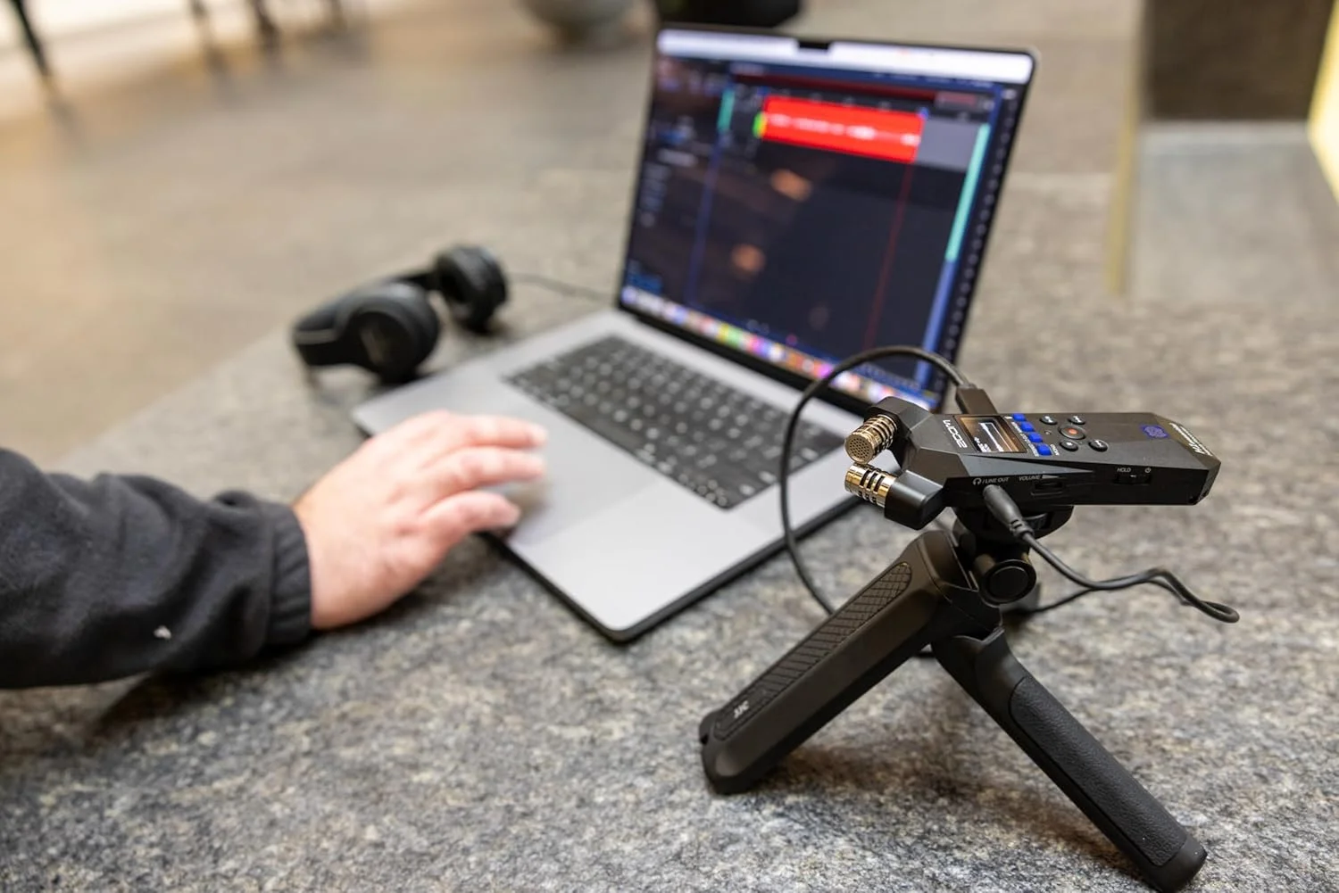 بسته ضبط کننده دستی Zoom H1essential با میکروفون کندانسور یقه ای حرفه ای، کارت microSDHC 32 گیگابایتی، بادگیر خزدار میکروفون، 4 عدد باتری آلکالاین AAA و موارد دیگر!