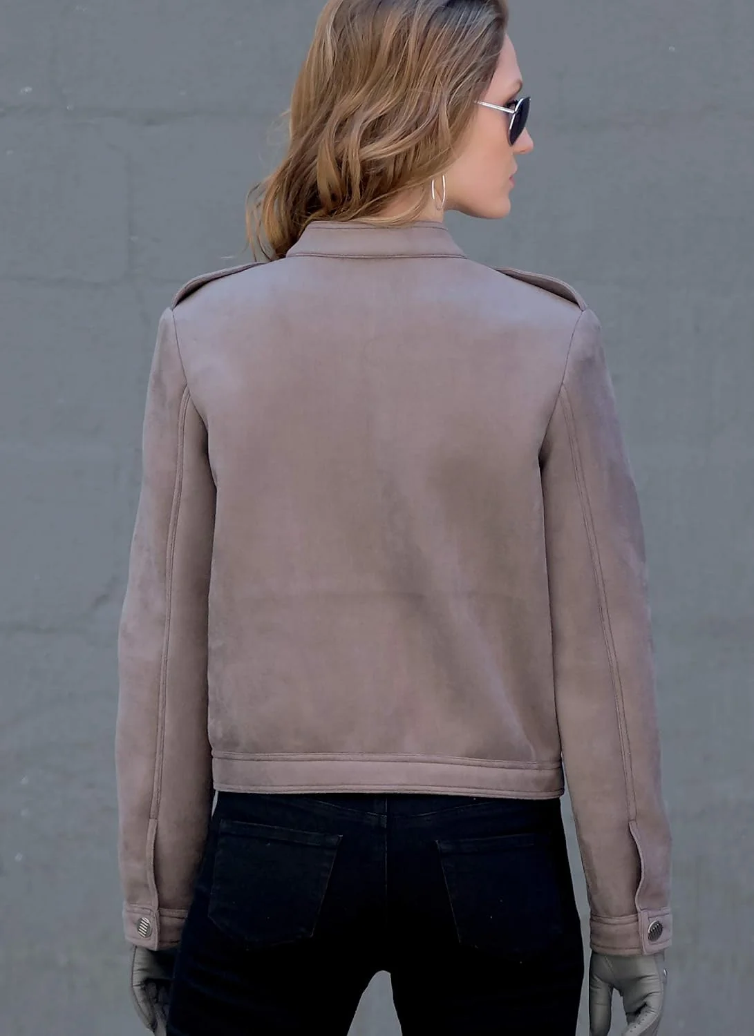 الگوهای خیاطی کت دکمه دار گشاد زنانه شرکت مک کال، سایزهای 16-22 الگوهای خیاطی کت دکمه دار گشاد زنانه شرکت مک کال، سایزهای 16-22