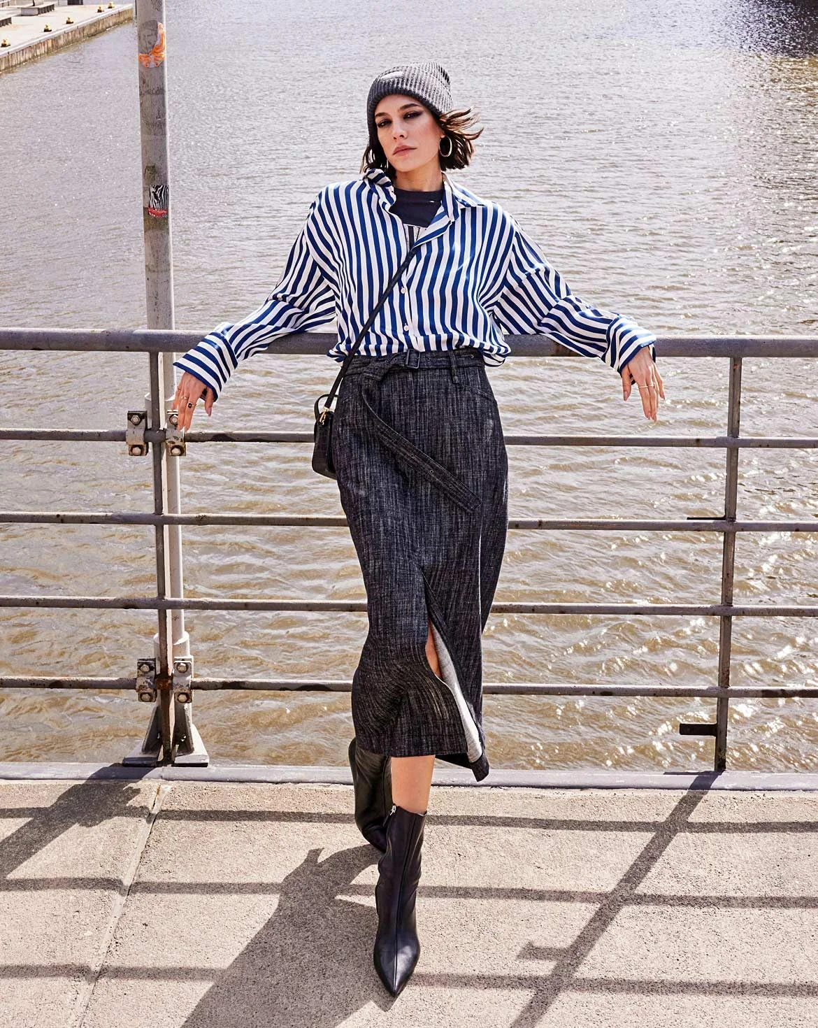 الگوی خیاطی دامن جین زنانه مدل Burda Style #5715 با چاک، سایزهای 36 تا 48 الگوی خیاطی دامن جین زنانه مدل Burda Style #5715 با چاک، سایزهای 36 تا 48