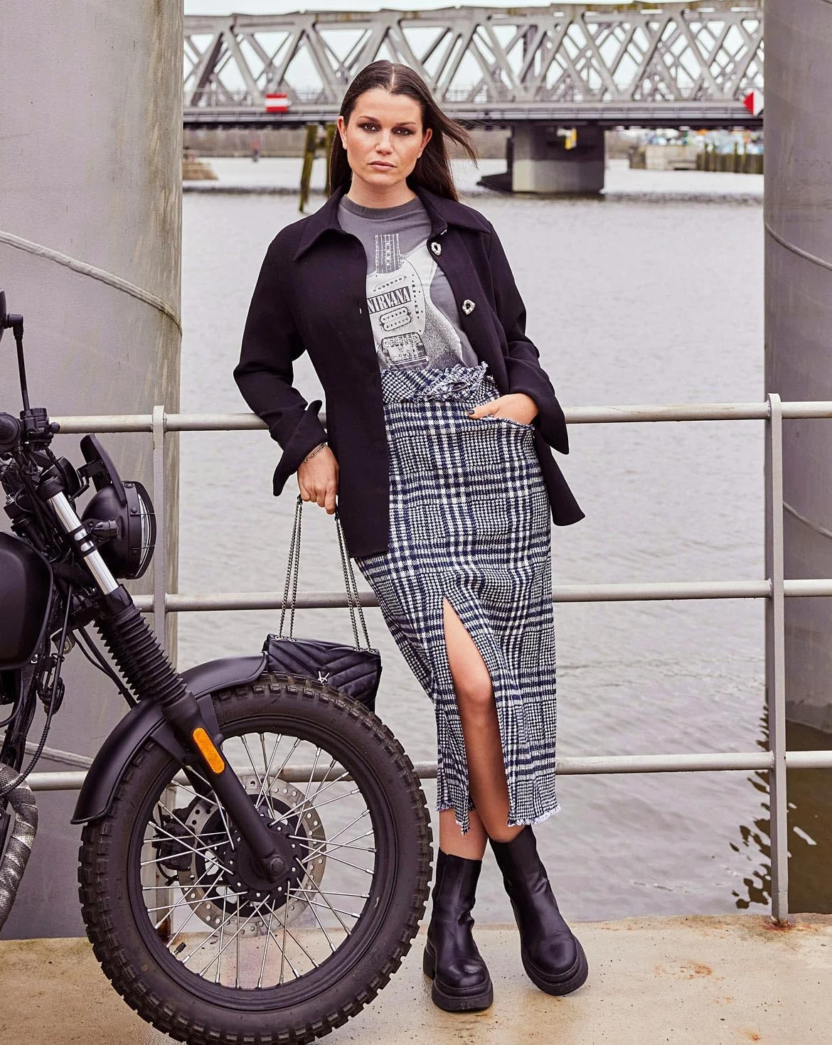 الگوی خیاطی دامن جین زنانه مدل Burda Style #5715 با چاک، سایزهای 36 تا 48 الگوی خیاطی دامن جین زنانه مدل Burda Style #5715 با چاک، سایزهای 36 تا 48