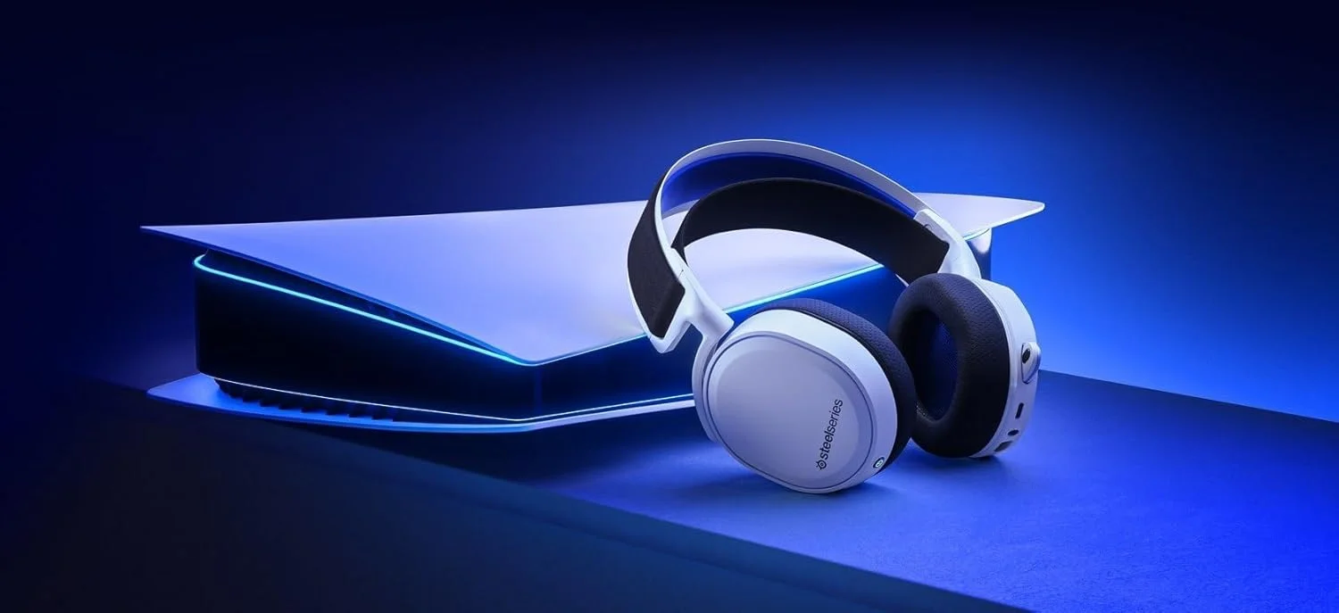 هدست گیمینگ وایرلس SteelSeries Arctis 7P+ مخصوص PS5 - 2.4 گیگاهرتز بدون افت کیفیت - صدای سه بعدی PlayStation Tempest - عمر باتری 30 ساعته - شارژ سریع USB-C - سازگار با PS4، PC، Switch و Android - سفید