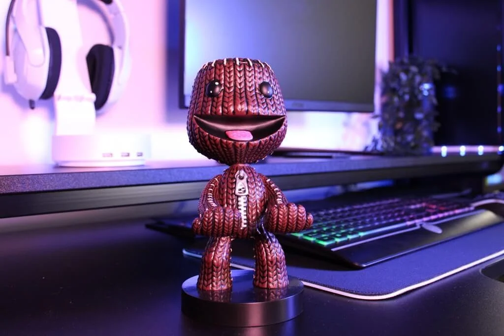 نگهدارنده لوازم جانبی بازی و هولدر گوشی Cableguys Cable Guys - Sackboy Little Big Planet مناسب برای اکثر کنترلرها (ایکس باکس، پلی استیشن، نینتندو سوییچ) و گوشی نگهدارنده لوازم جانبی بازی و هولدر گوشی Cableguys Cable Guys - Sackboy Little Big Planet مناسب برای اکثر کنترلرها (ایکس باکس، پلی استیشن، نینتندو سوییچ) و گوشی