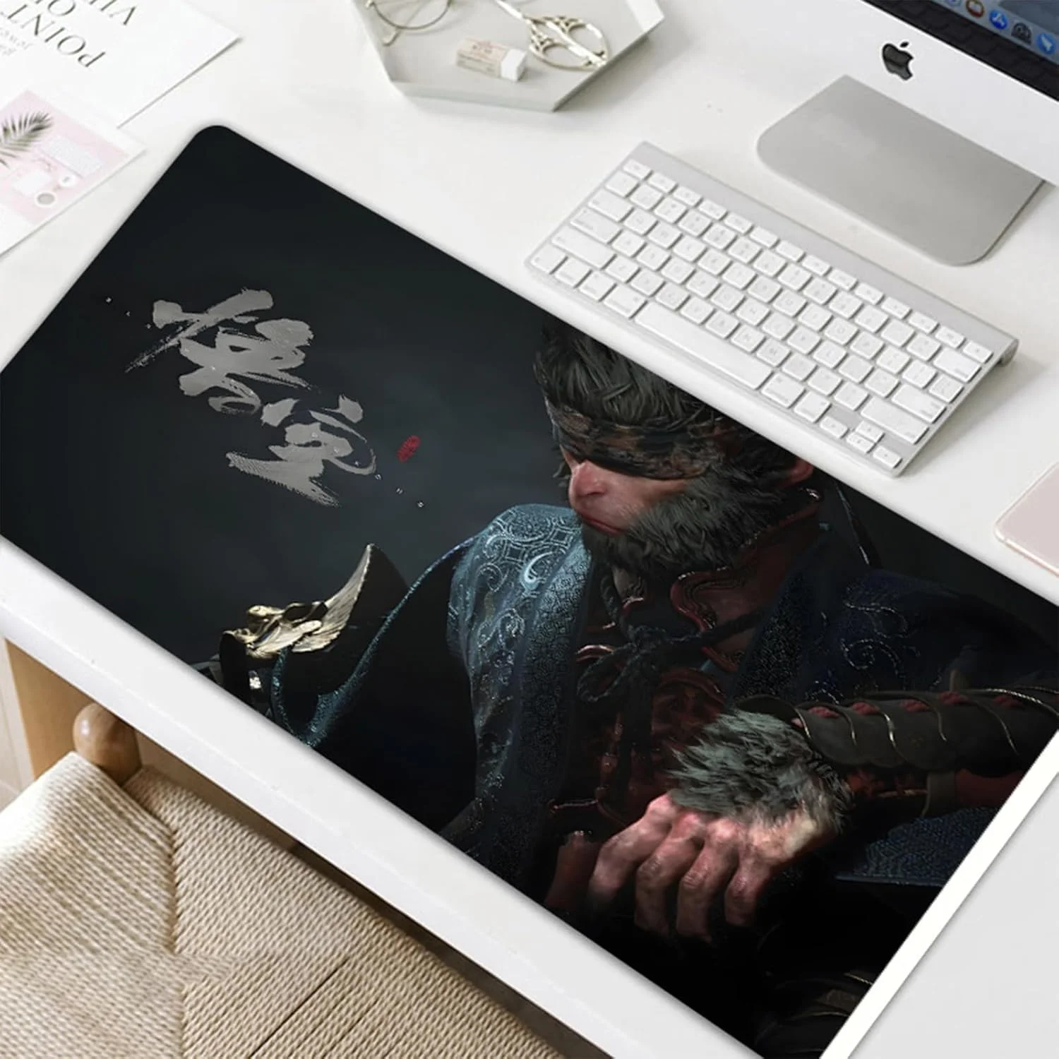 ماوس پد گیمینگ Black Myth Wu Kong، زیرانداز میز 35 * 15 اینچ، پد ماوس/کیبورد با طرح باحال پادشاه میمون، سطح نرم بزرگ 90 * 40 سانتی متر برای گیمرها، دکور رومیزی، پایه ضد لغزش، لبه های دوخته شده بادوام (B)