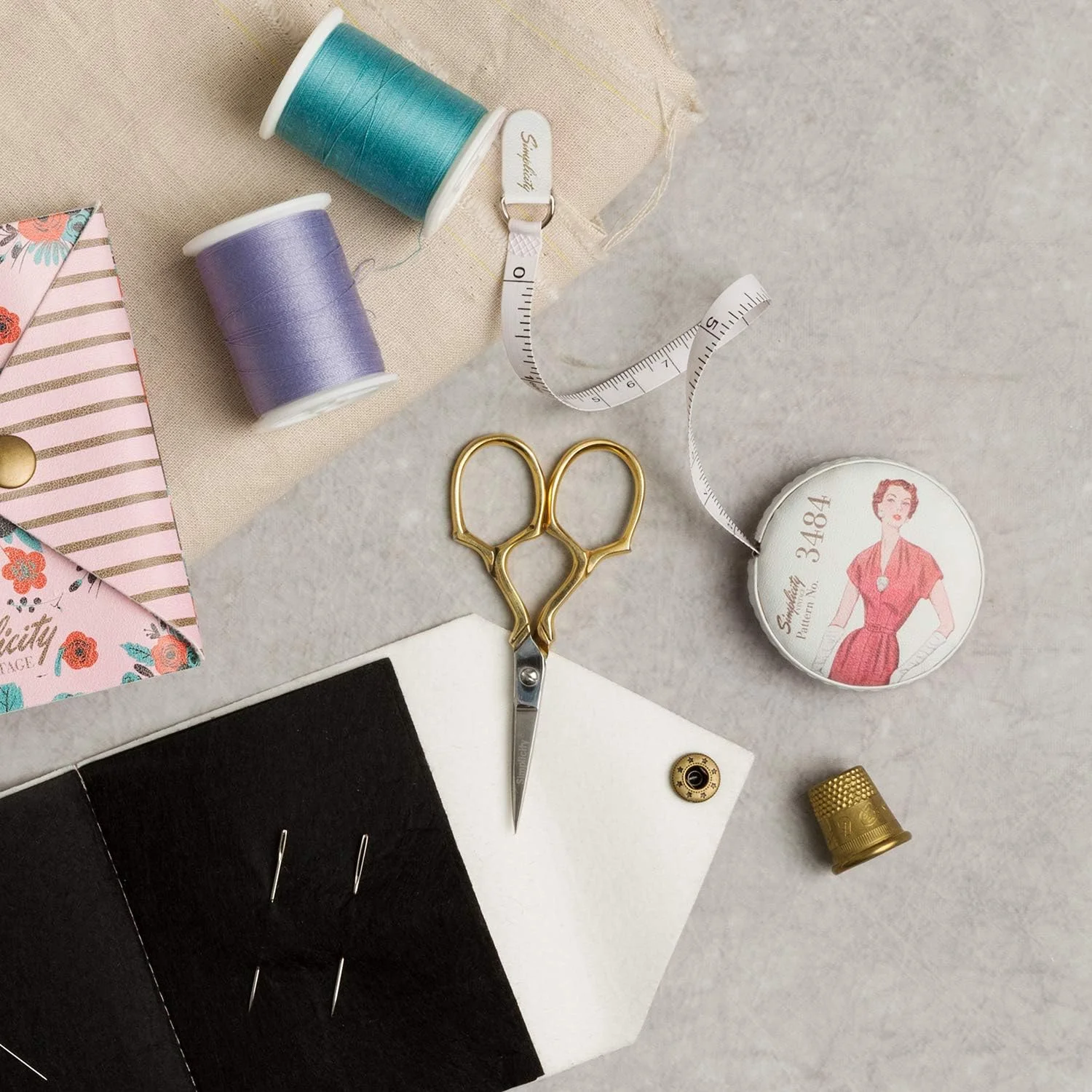 متر خیاطی طرح قدیمی دهه 1950 Simplicity، طول 152 سانتی متر، قطر 5.3 سانتی متر متر خیاطی طرح قدیمی دهه 1950 Simplicity، طول 152 سانتی متر، قطر 5.3 سانتی متر