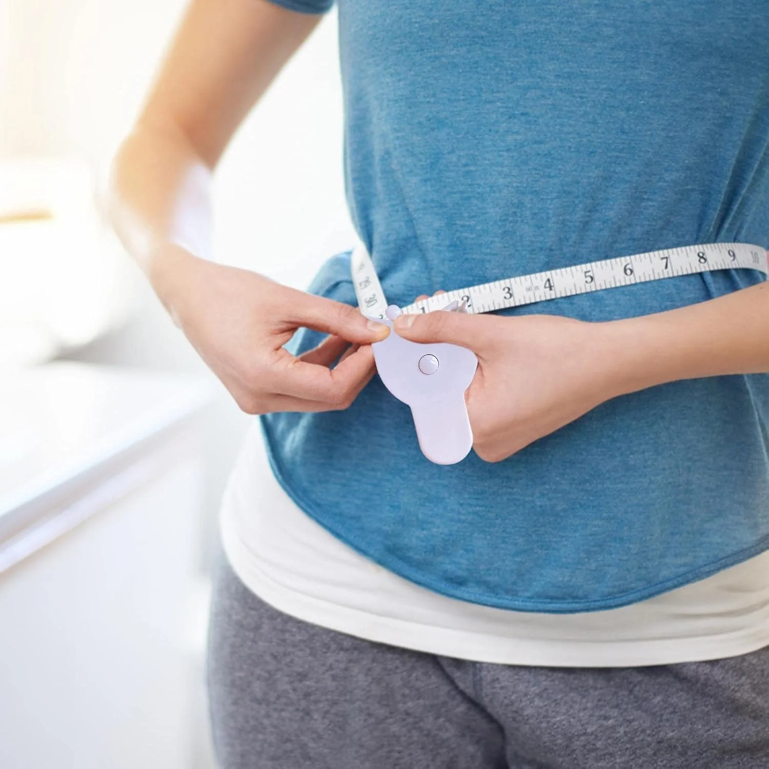 متر خیاطی جمع شونده - متر اندازه گیری دور سینه قابل حمل با دسته - ابزار کوچک اندازه گیری پارچه خیاطی برای اندازه گیری لباس، دور کمر، پرستاری، کاردستی و مسافرت متر خیاطی جمع شونده - متر اندازه گیری دور سینه قابل حمل با دسته - ابزار کوچک اندازه گیری پارچه خیاطی برای اندازه گیری لباس، دور کمر، پرستاری، کاردستی و مسافرت