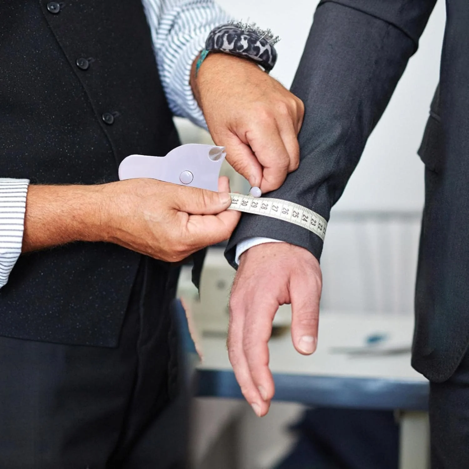 متر خیاطی جمع شونده - متر اندازه گیری دور سینه قابل حمل با دسته - ابزار کوچک اندازه گیری پارچه خیاطی برای اندازه گیری لباس، دور کمر، پرستاری، کاردستی و مسافرت متر خیاطی جمع شونده - متر اندازه گیری دور سینه قابل حمل با دسته - ابزار کوچک اندازه گیری پارچه خیاطی برای اندازه گیری لباس، دور کمر، پرستاری، کاردستی و مسافرت