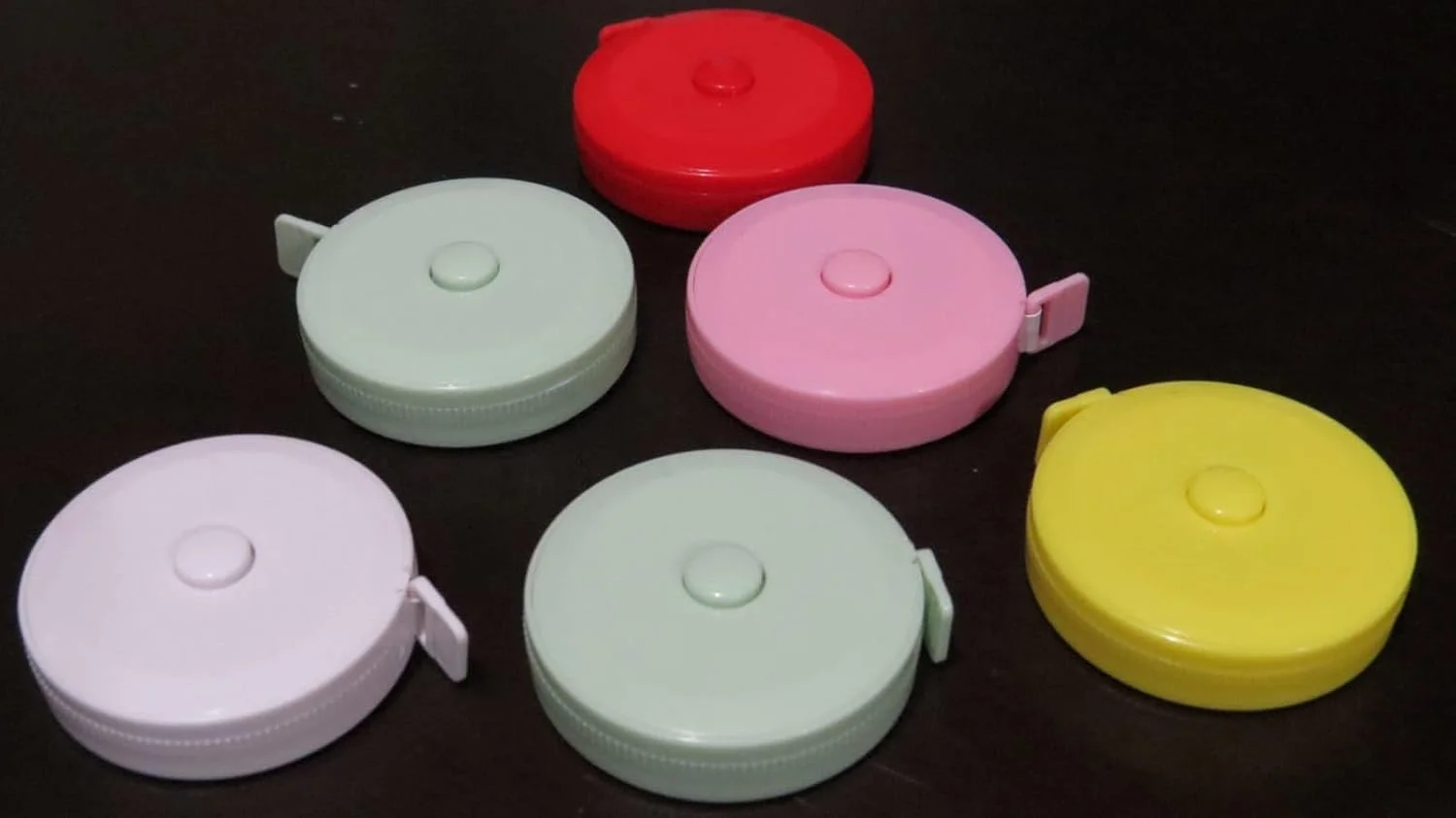 ست 2 عددی متر خیاطی کوچک جمع شونده، 150 سانتی متر / 5 فوت، نرم، انعطاف پذیر، دو مقیاسی. اندازه گیری آسان برای خیاطی، صنایع دستی و اندازه گیری بدن، رنگ های پاستلی متنوع. ست 2 عددی متر خیاطی کوچک جمع شونده، 150 سانتی متر / 5 فوت، نرم، انعطاف پذیر، دو مقیاسی. اندازه گیری آسان برای خیاطی، صنایع دستی و اندازه گیری بدن، رنگ های پاستلی متنوع.