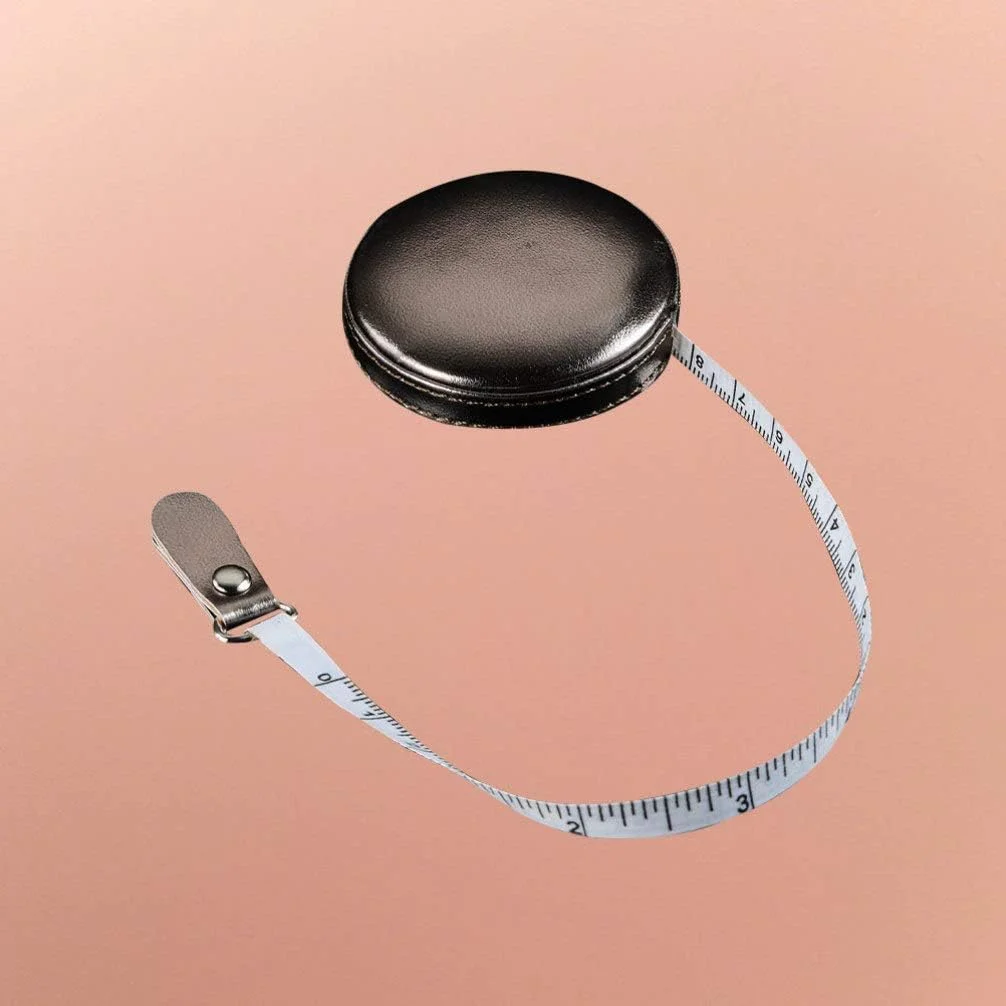 متر نواری جمع شونده با قاب چرمی گرد 1 متری، متر اندازه گیری نرم جیبی برای خیاطی، پارچه، خیاطی نقره ای متر نواری جمع شونده با قاب چرمی گرد 1 متری، متر اندازه گیری نرم جیبی برای خیاطی، پارچه، خیاطی نقره ای