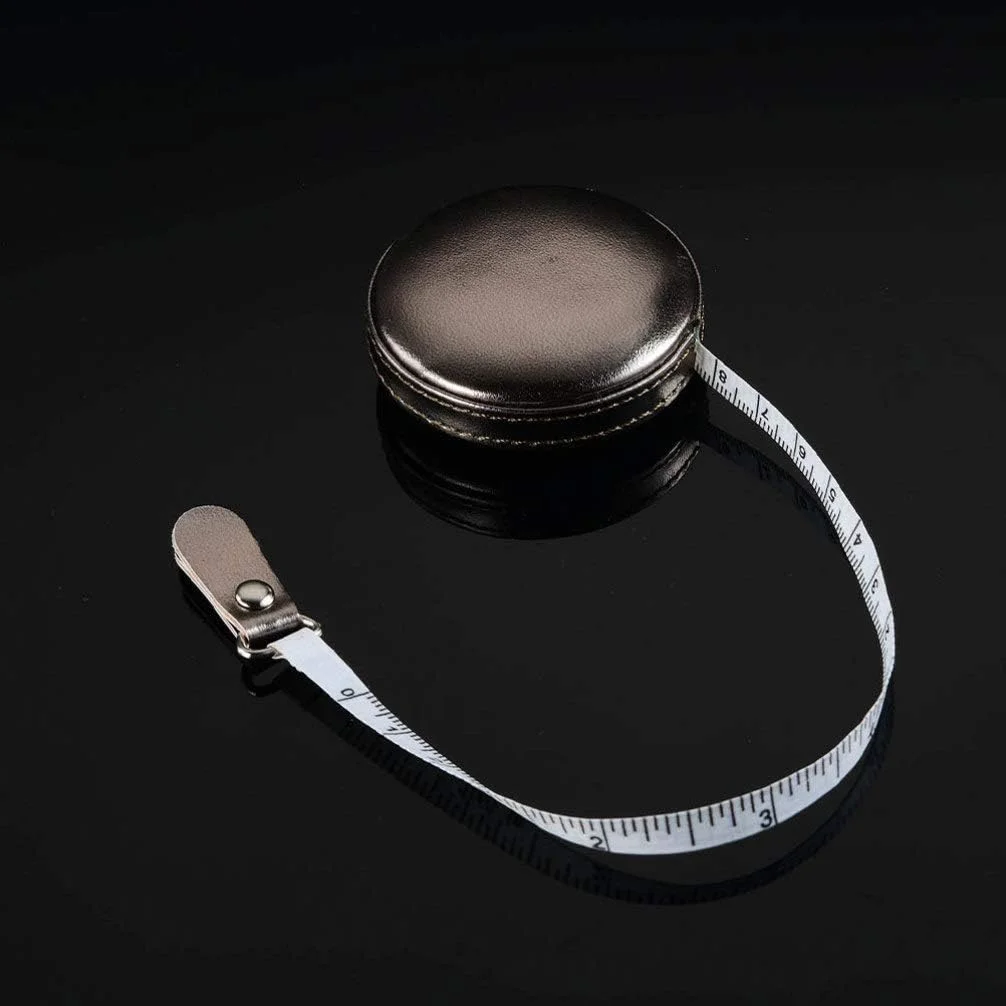 متر نواری جمع شونده با قاب چرمی گرد 1 متری، متر اندازه گیری نرم جیبی برای خیاطی، پارچه، خیاطی نقره ای متر نواری جمع شونده با قاب چرمی گرد 1 متری، متر اندازه گیری نرم جیبی برای خیاطی، پارچه، خیاطی نقره ای
