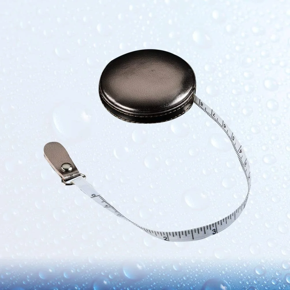 متر نواری جمع شونده با قاب چرمی گرد 1 متری، متر اندازه گیری نرم جیبی برای خیاطی، پارچه، خیاطی نقره ای متر نواری جمع شونده با قاب چرمی گرد 1 متری، متر اندازه گیری نرم جیبی برای خیاطی، پارچه، خیاطی نقره ای