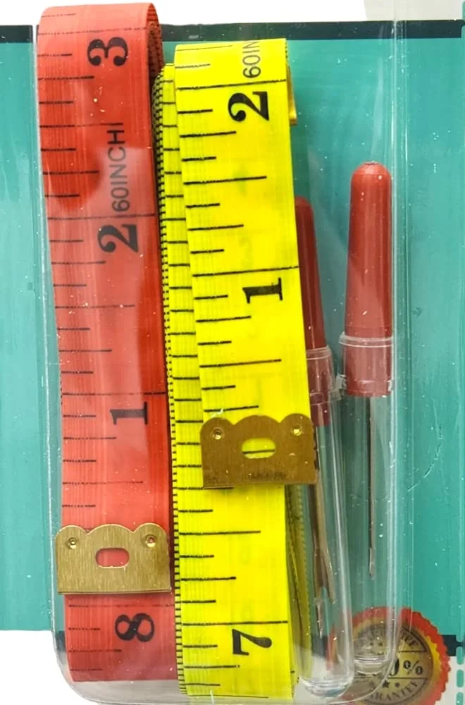 2 عدد متر خیاطی و 2 عدد بشکافنده درز با دسته پلاستیکی، نخ باز کن، ابزار خیاطی با درپوش قرمز 68 میلی متری