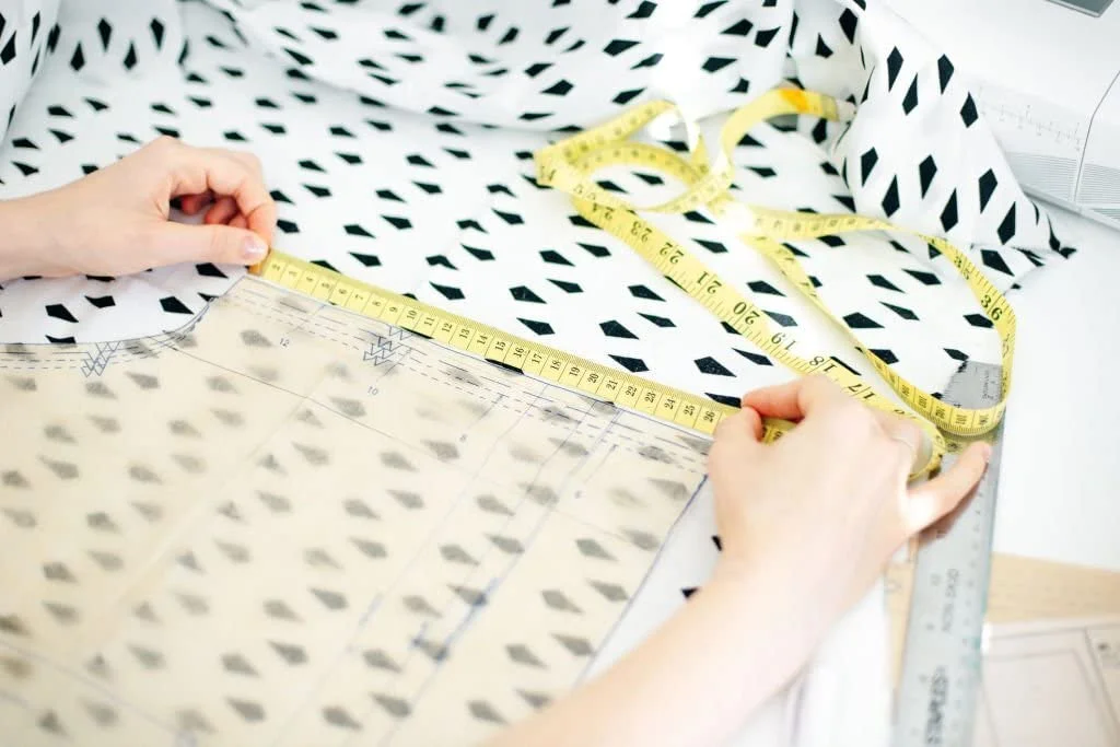 متر خیاطی بدن Performore با طول 150 سانتی متر (60 اینچ) به همراه پین قفل و دکمه فشاری مشکی برای جمع کردن، شامل متر زرد، اندازه گیری دقیق برای خیاطی و اندازه گیری بدن