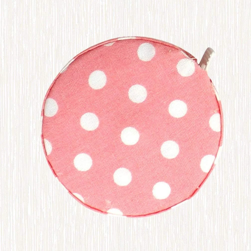 1 عدد متر نواری نرم، ابزار خیاطی پارچه ای جمع شونده برای اندازه گیری بدن، لوازم جانبی صنایع دستی DIY، 1.5 متر (زمینه گل رز با نقطه های سفید) 1 عدد متر نواری نرم، ابزار خیاطی پارچه ای جمع شونده برای اندازه گیری بدن، لوازم جانبی صنایع دستی DIY، 1.5 متر (زمینه گل رز با نقطه های سفید)