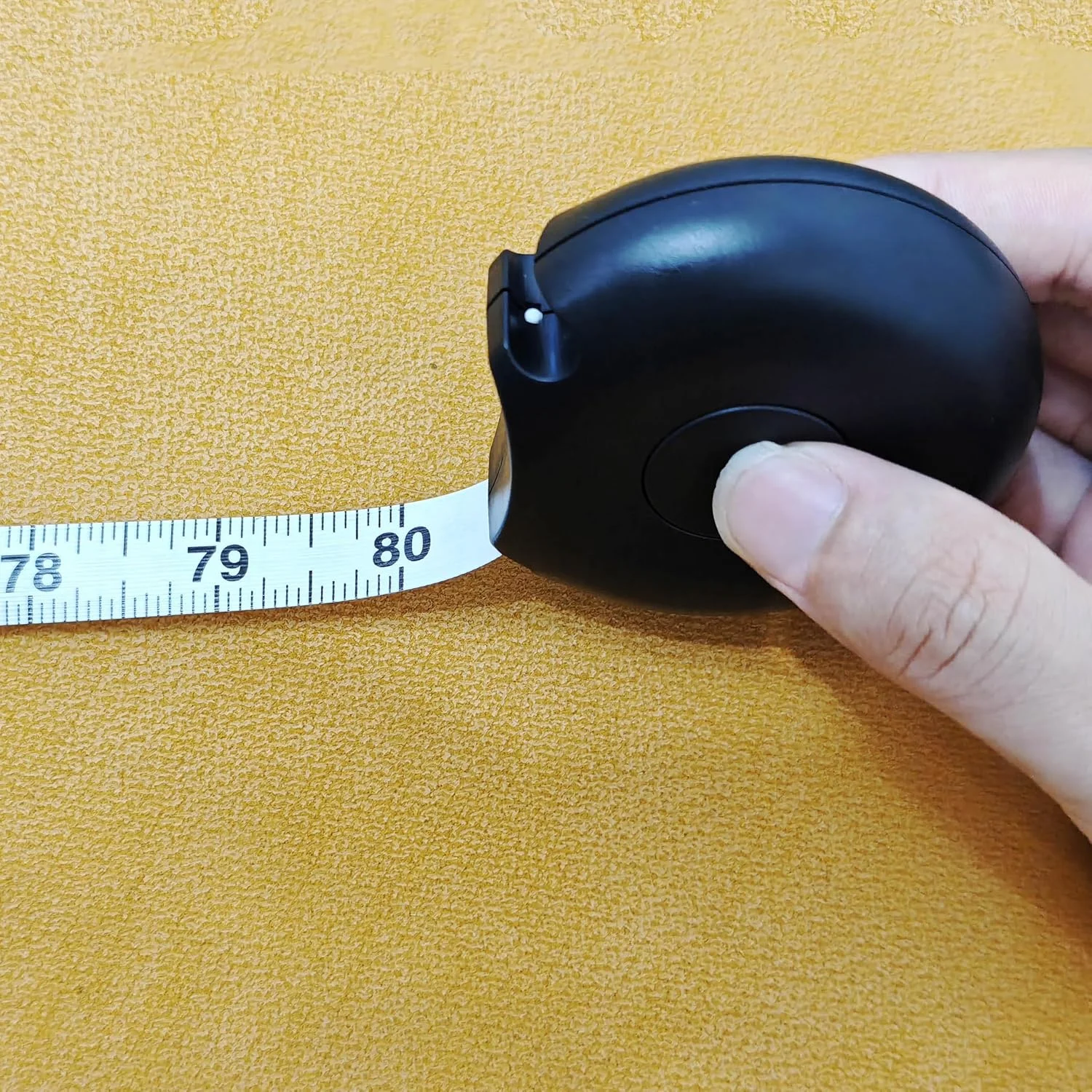 متر نواری بدن 205 سانتیمتری/80 اینچی جمعشونده نرم، متر نواری دو مقیاسی با دکمه قفل برای کاهش وزن، خیاطی، صنایع دستی و اندازهگیریهای پزشکی بدن (مشکی) متر نواری بدن 205 سانتیمتری/80 اینچی جمعشونده نرم، متر نواری دو مقیاسی با دکمه قفل برای کاهش وزن، خیاطی، صنایع دستی و اندازهگیریهای پزشکی بدن (مشکی)