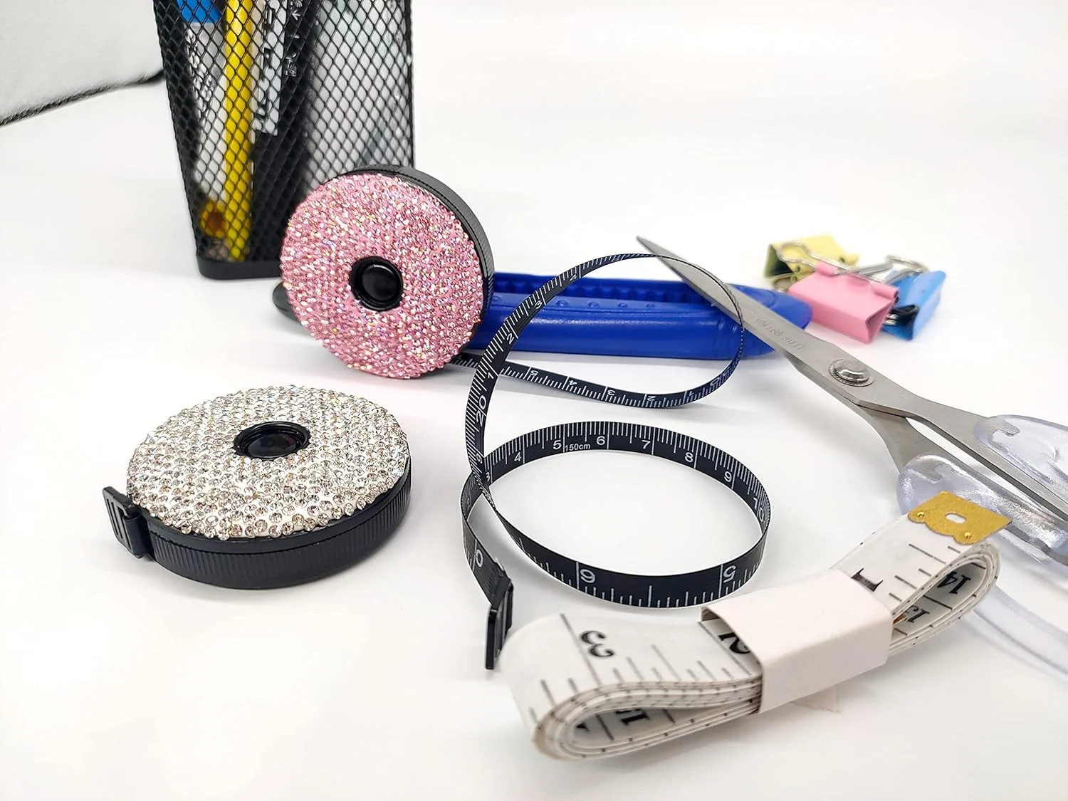 متر خیاطی نرم و نگین دار MAKINGTEC، متر نواری اینچی، دکمه فشاری برای جمع شدن، مناسب خیاطی، اندازه گیری دور کمر، مینی دو طرفه 60 اینچ / 150 سانتی متر (سفید/صورتی) متر خیاطی نرم و نگین دار MAKINGTEC، متر نواری اینچی، دکمه فشاری برای جمع شدن، مناسب خیاطی، اندازه گیری دور کمر، مینی دو طرفه 60 اینچ / 150 سانتی متر (سفید/صورتی)