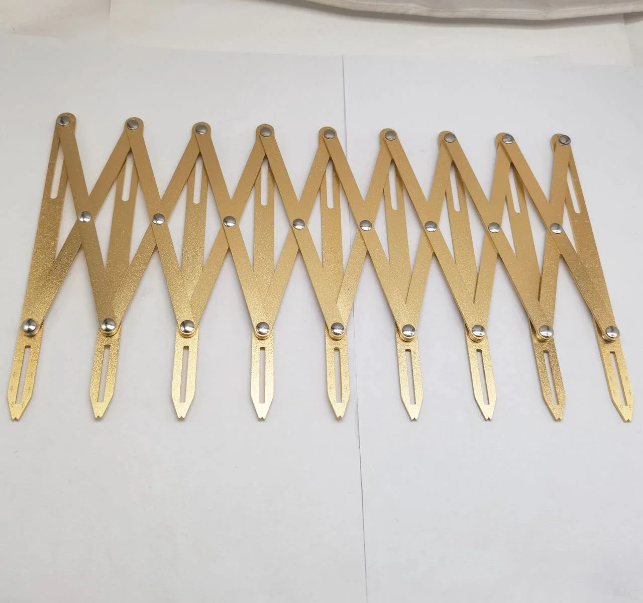 ابزار اندازه گیری دکمه و فاصله گذاری یکسان آلومینیومی قابل گسترش HONEYSEW (طلایی) ابزار اندازه گیری دکمه و فاصله گذاری یکسان آلومینیومی قابل گسترش HONEYSEW (طلایی)