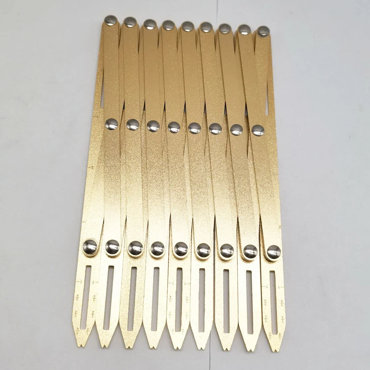 ابزار اندازه گیری دکمه و فاصله گذاری یکسان آلومینیومی قابل گسترش HONEYSEW (طلایی) ابزار اندازه گیری دکمه و فاصله گذاری یکسان آلومینیومی قابل گسترش HONEYSEW (طلایی)