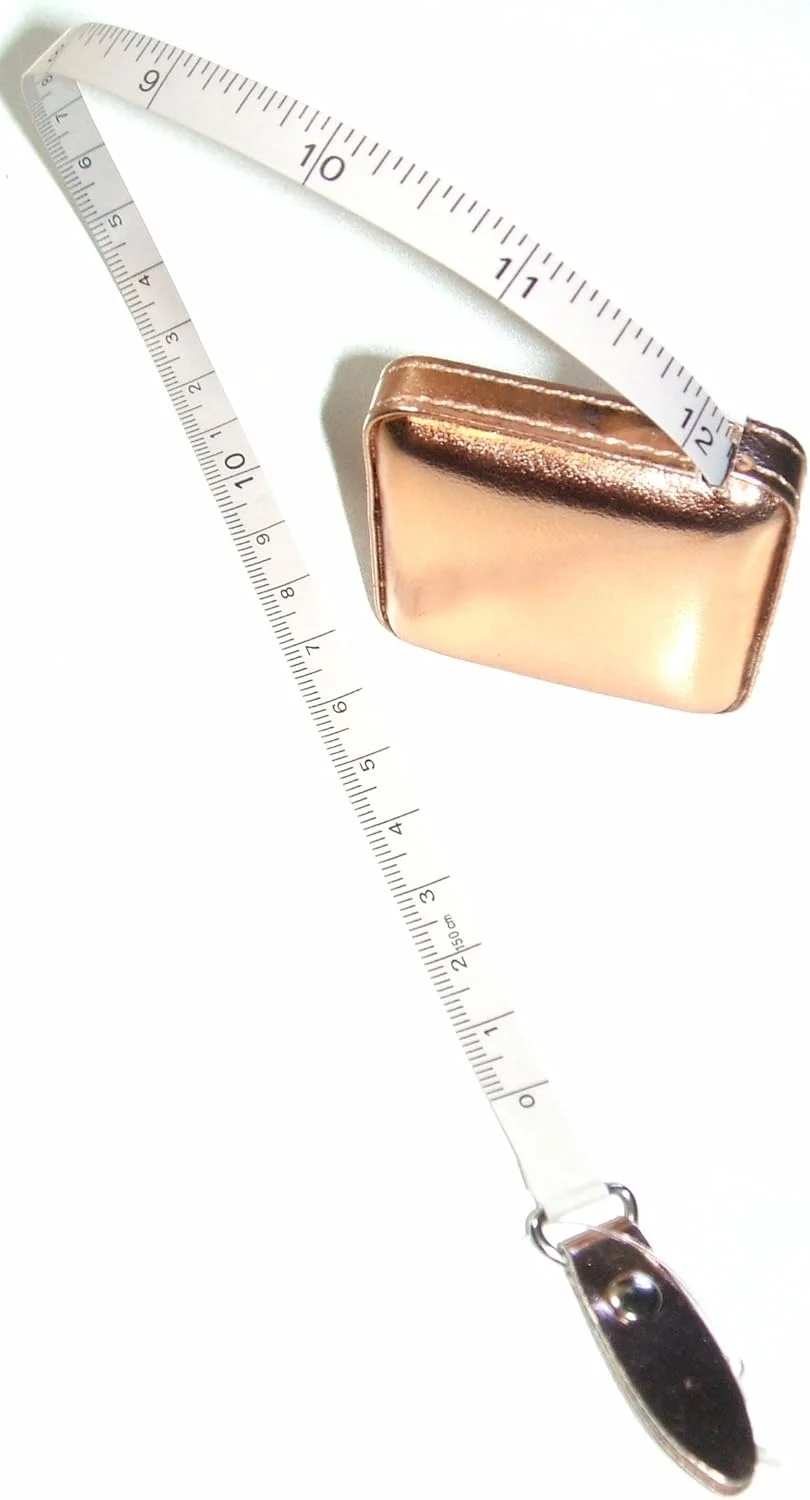 متر خیاطی جمع شونده رزگلد GROVES در جعبه پارچه ای PU - 150 سانتی متر - هدیه متر خیاطی جمع شونده رزگلد GROVES در جعبه پارچه ای PU - 150 سانتی متر - هدیه