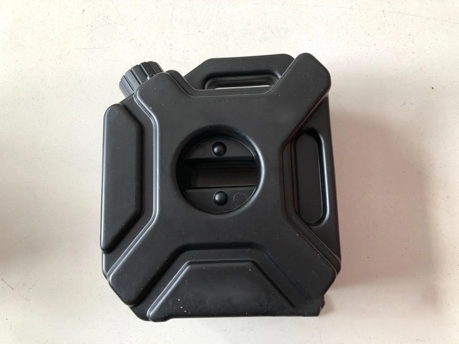 مخزن بنزین قرمز 5 لیتری فروشگاه سفید با ظرفیت 1.3 گالن، مخزن پشتیبان اضطراری بنزین، نفت، بنزین با براکت نصب مناسب برای موتورسیکلت، SUV، ATV، آفرود، اکثر خودروها (رنگ: قرمز)