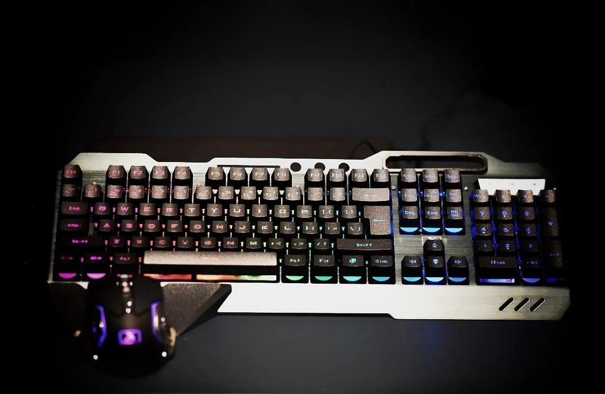 ست کیبورد و ماوس گیمینگ بی‌سیم، کیبورد و ماوس RGB با نور پس‌زمینه و باتری قابل شارژ 3000 میلی‌آمپر، پنل فلزی، استراحتگاه دست جداشدنی، کیبورد با حس مکانیکی و ماوس گیمینگ 7 رنگ بی‌صدا برای گیمرهای PC