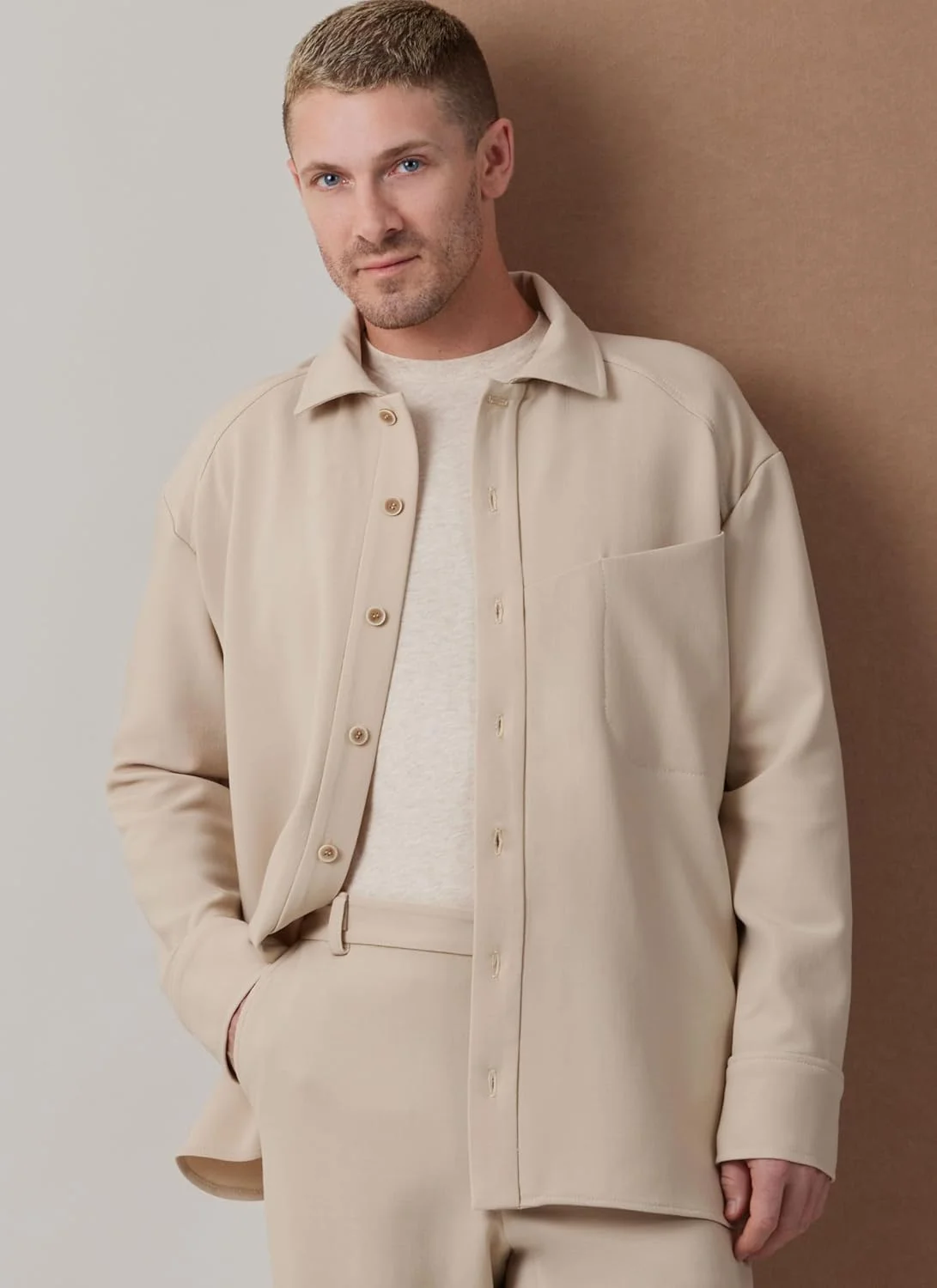 الگوی خیاطی مردانه Vogue V2142BB، پیراهن آستین افتاده با تن خور راحت و شلوار راسته، کد طراحی V2142، سایزهای 44-46-48-50-52