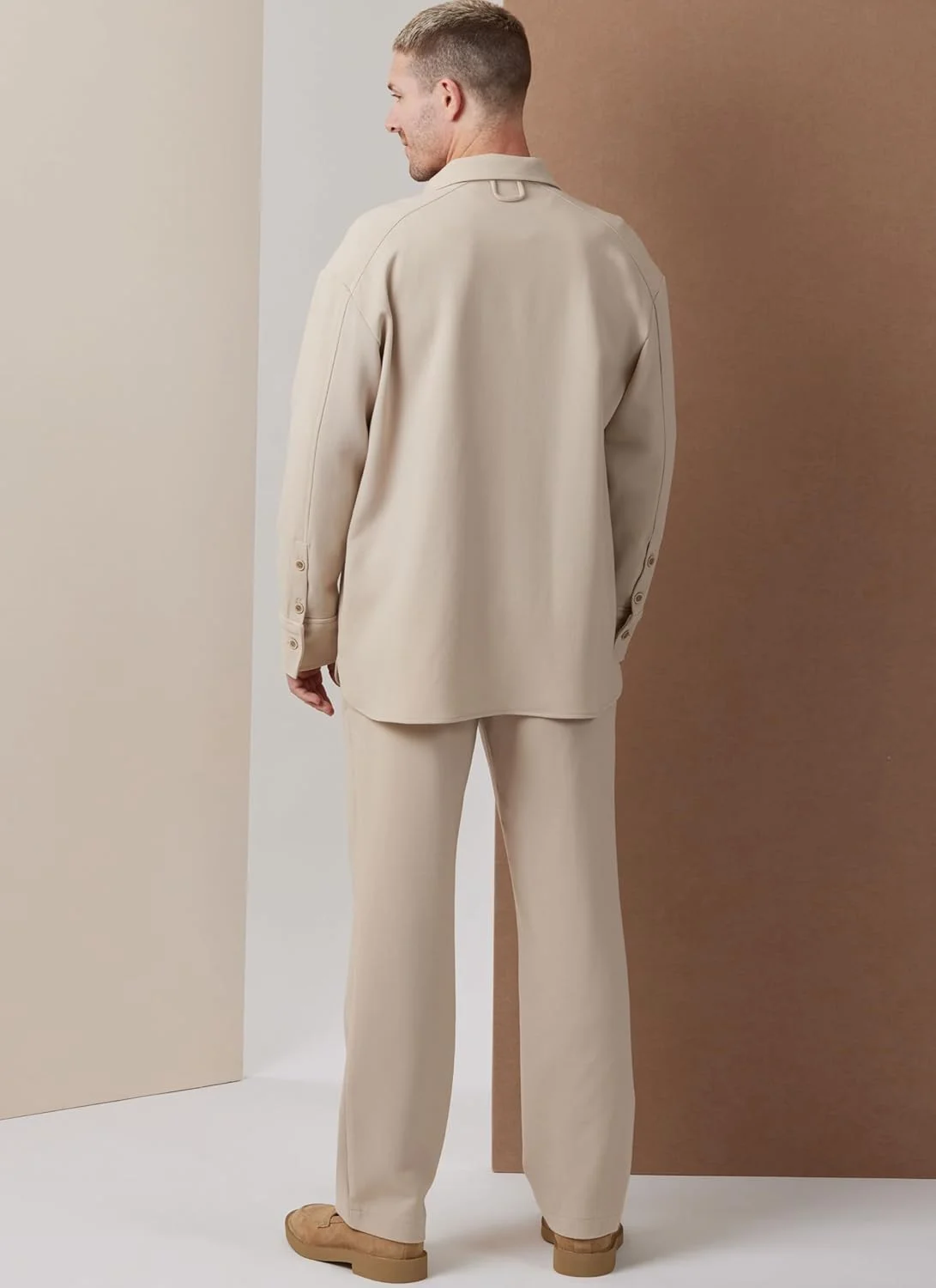 الگوی خیاطی مردانه Vogue V2142BB، پیراهن آستین افتاده با تن خور راحت و شلوار راسته، کد طراحی V2142، سایزهای 44-46-48-50-52