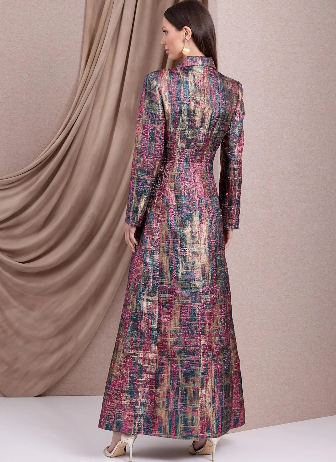 الگوهای خیاطی ووگ، بسته دوخت پالتو زنانه آستر دار، سایزهای 8-10-12-14-16، چند رنگ الگوهای خیاطی ووگ، بسته دوخت پالتو زنانه آستر دار، سایزهای 8-10-12-14-16، چند رنگ