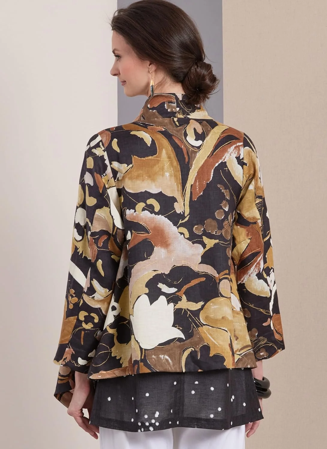 الگوهای Vogue بسته خیاطی کت، تونیک و شلوار گشاد زنانه توسط مارسی تیلتون، کد طراحی V1959، سایزهای 18-20-22-24-26 الگوهای Vogue بسته خیاطی کت، تونیک و شلوار گشاد زنانه توسط مارسی تیلتون، کد طراحی V1959، سایزهای 18-20-22-24-26