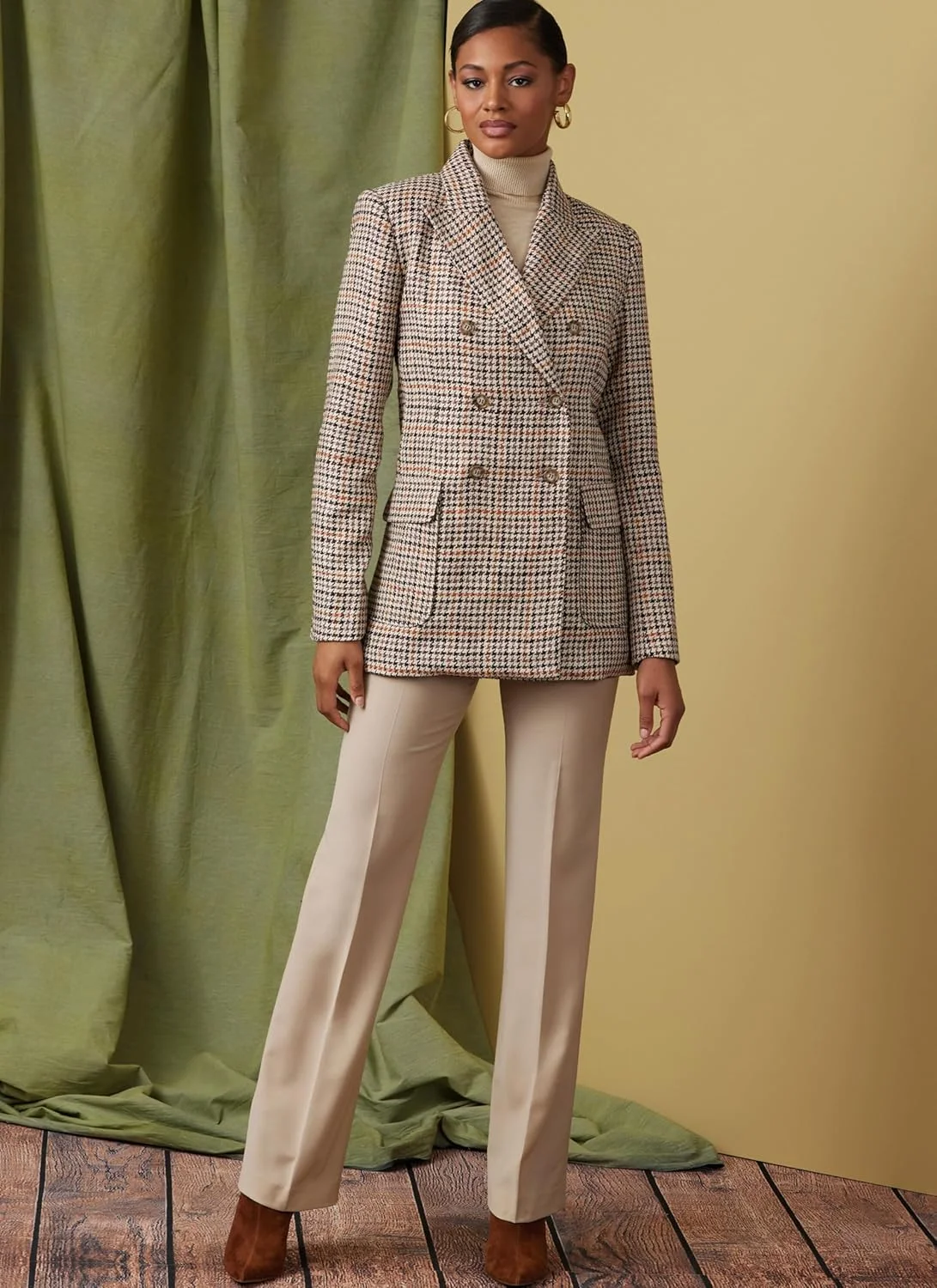 الگوهای Vogue - کیت دوخت ژاکت دکمه دوبل زنانه، کد طراحی V1927، سایزهای 18-20-22-24-26 الگوهای Vogue - کیت دوخت ژاکت دکمه دوبل زنانه، کد طراحی V1927، سایزهای 18-20-22-24-26